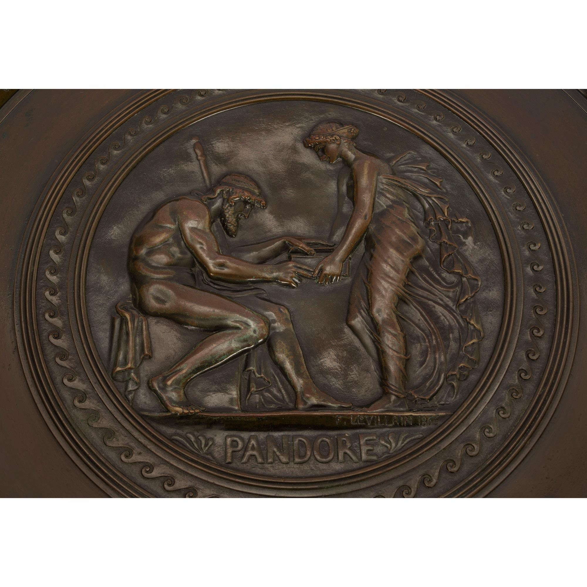 Tazza francese del XIX secolo del periodo Grand Tour in bronzo patinato, marmo e ormolu In condizioni buone in vendita a West Palm Beach, FL