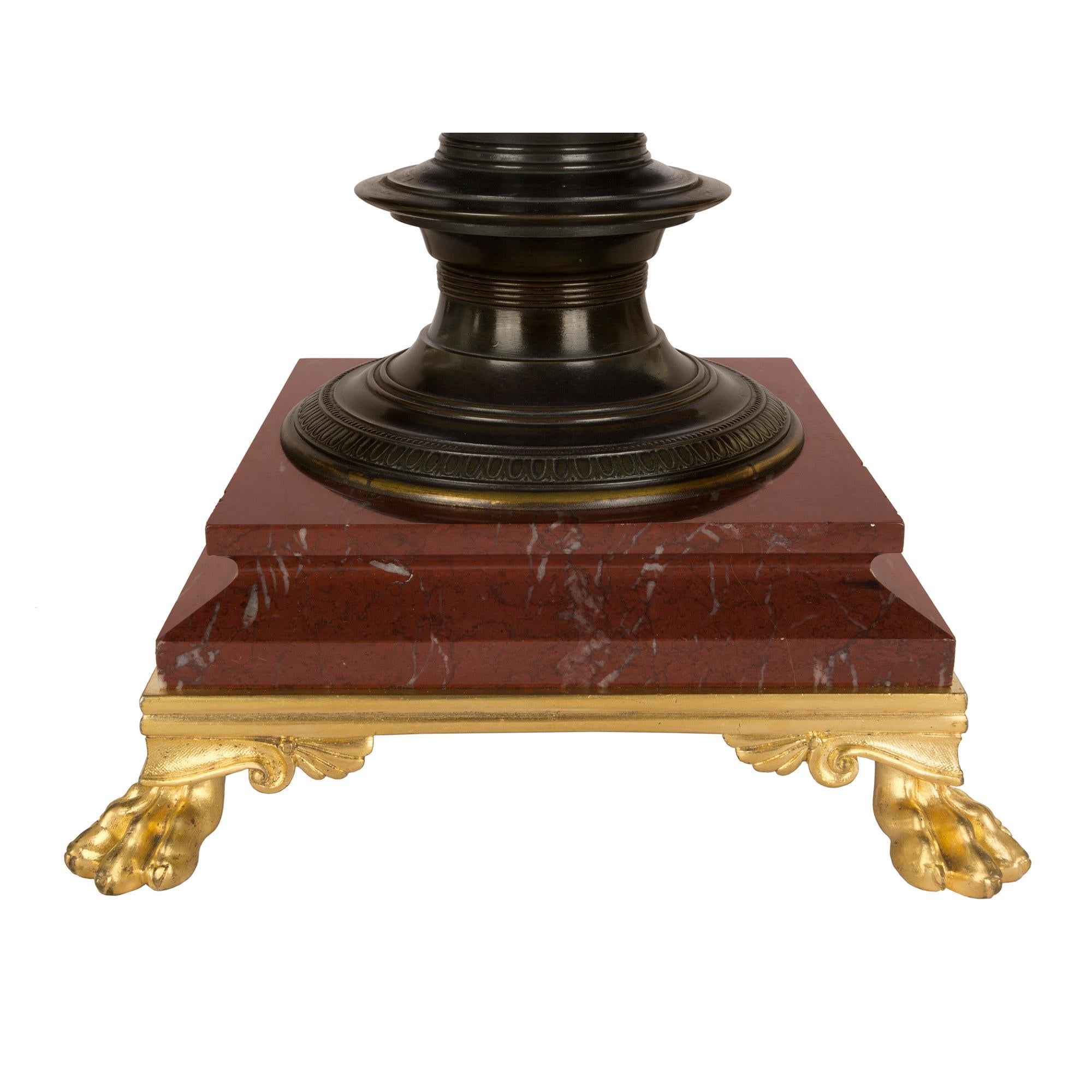 Bronzo Tazza francese del XIX secolo del periodo Grand Tour in bronzo patinato, marmo e ormolu in vendita