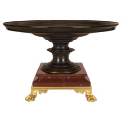 Tazza francesa del siglo XIX, época del Grand Tour, de bronce patinado, mármol y ormolu