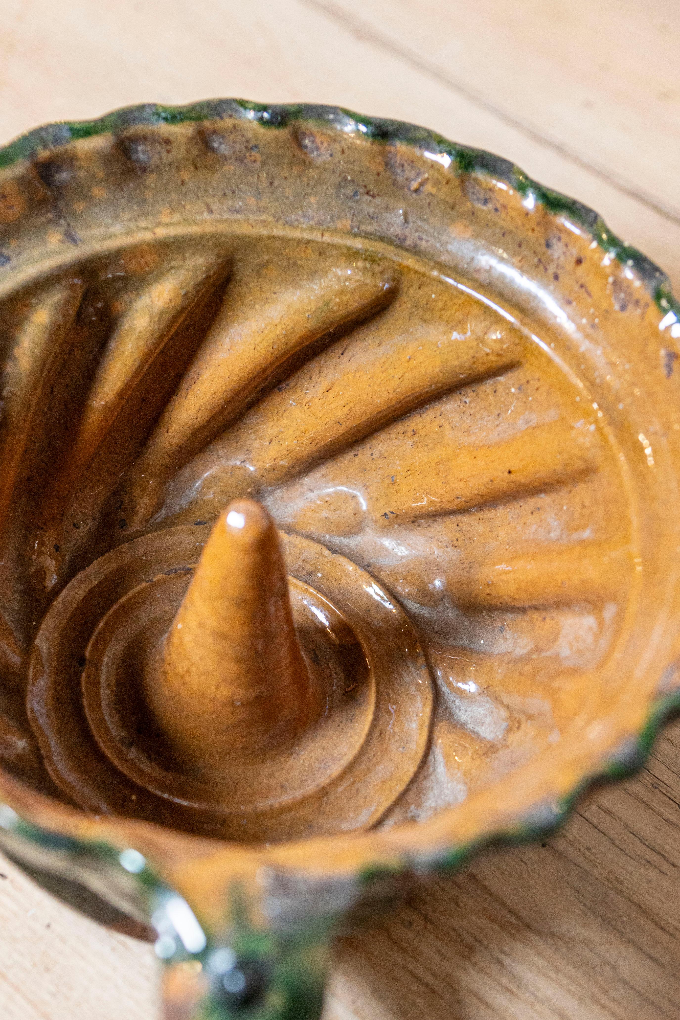 French 19th Century Green and Brown Glazed Pottery Cake Mold with Grooves In Good Condition For Sale In Atlanta, GA