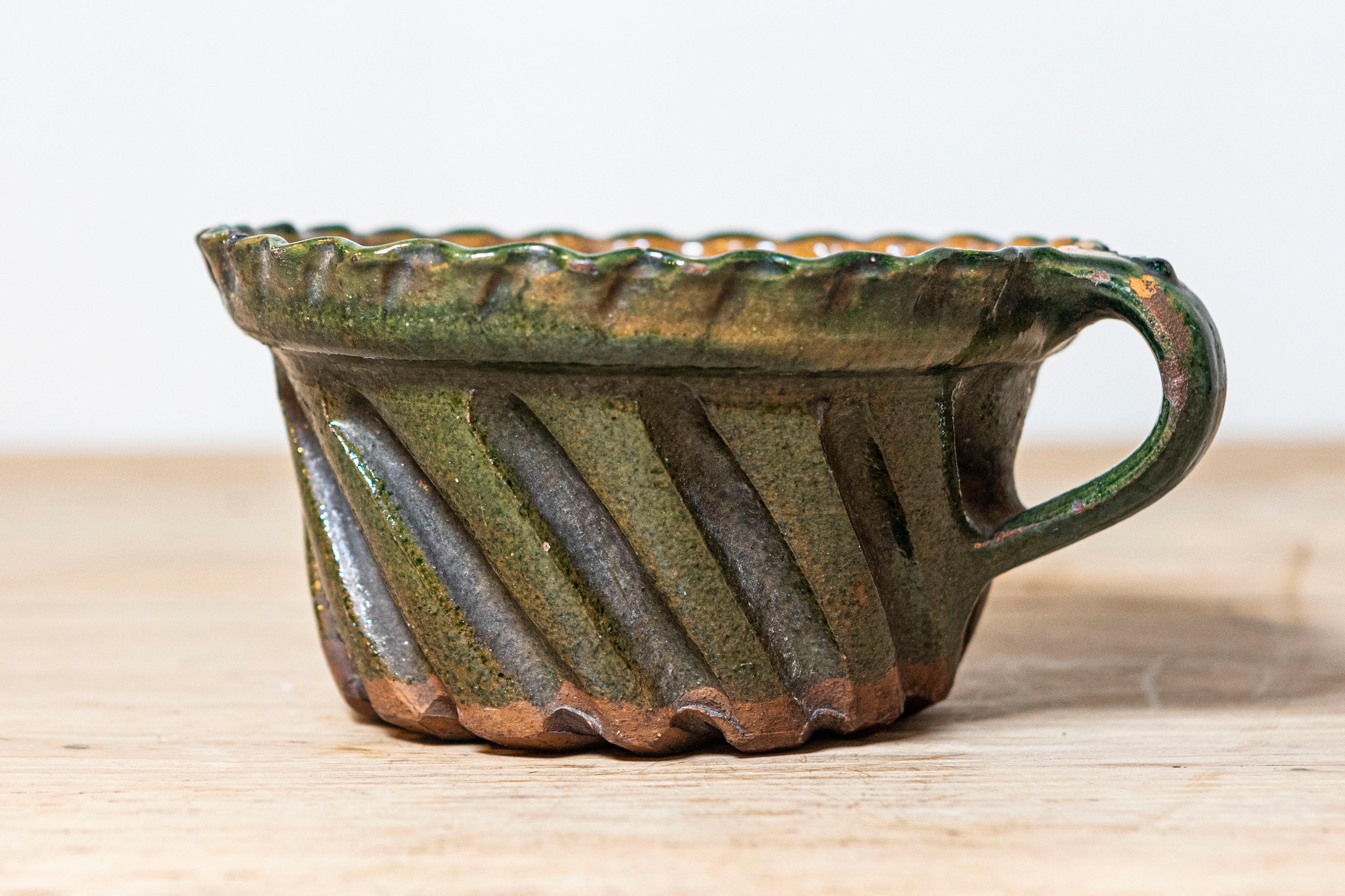 French 19th Century Green and Brown Glazed Pottery Cake Mold with Grooves For Sale 1