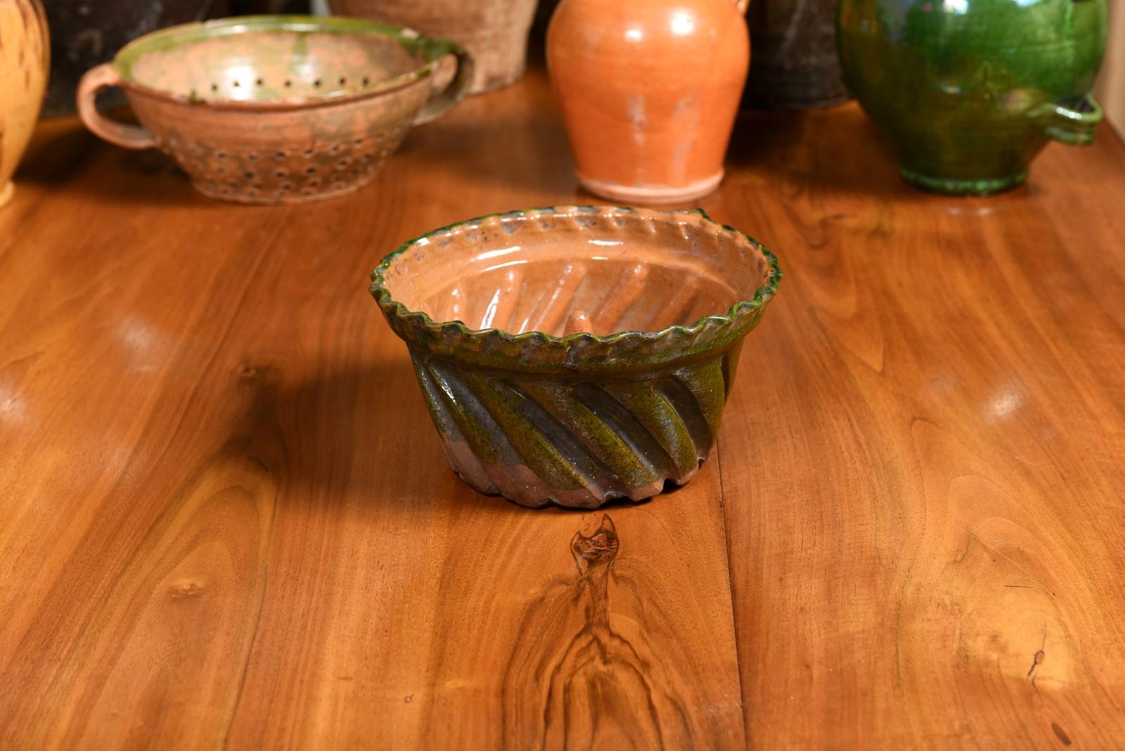 French 19th Century Green and Brown Glazed Pottery Cake Mold with Grooves For Sale 4