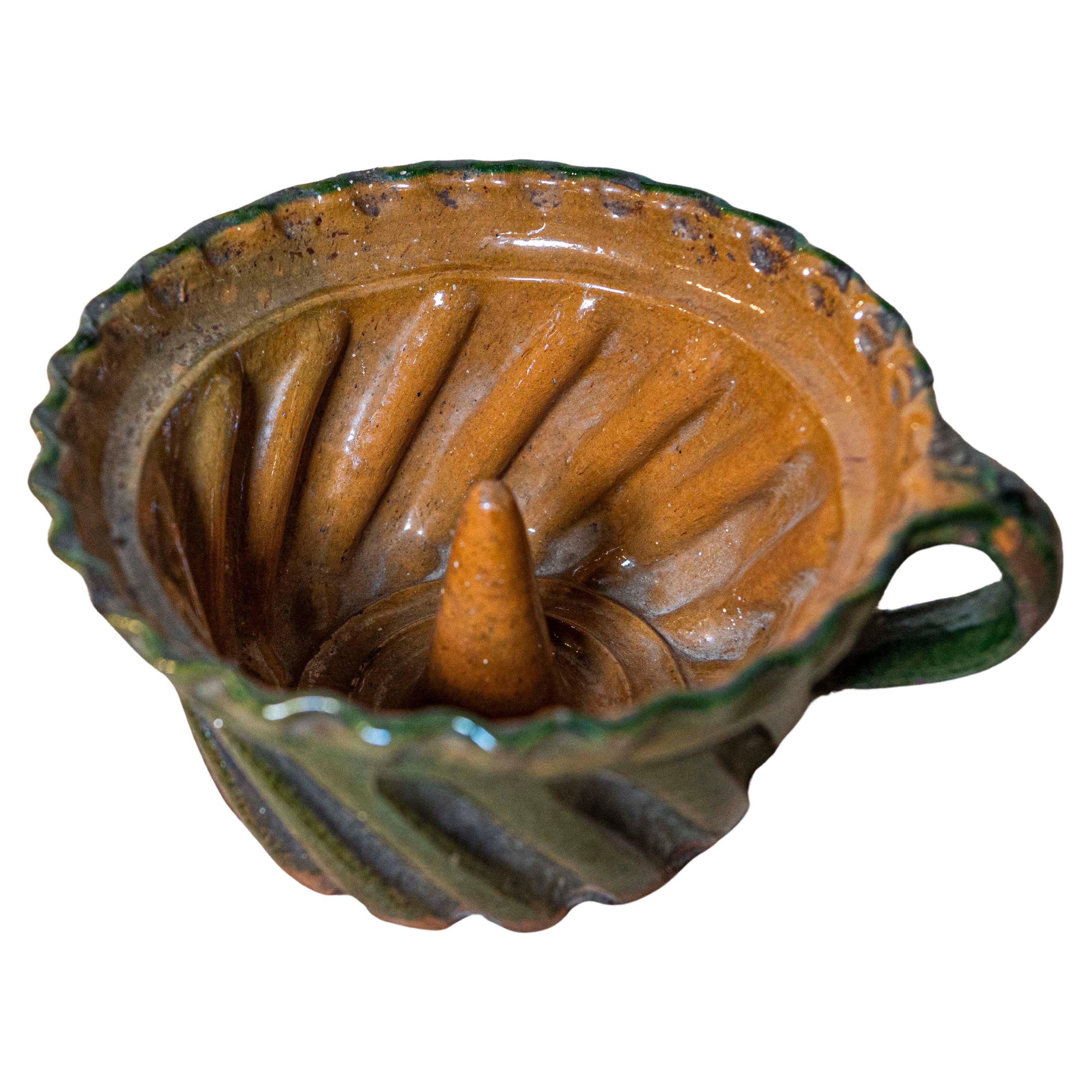 Stampo per torte in ceramica smaltata verde e marrone del XIX secolo con scanalature