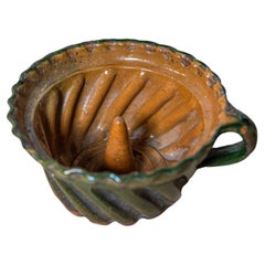 Moule à gâteau en poterie émaillée verte et marron du 19ème siècle avec rainures