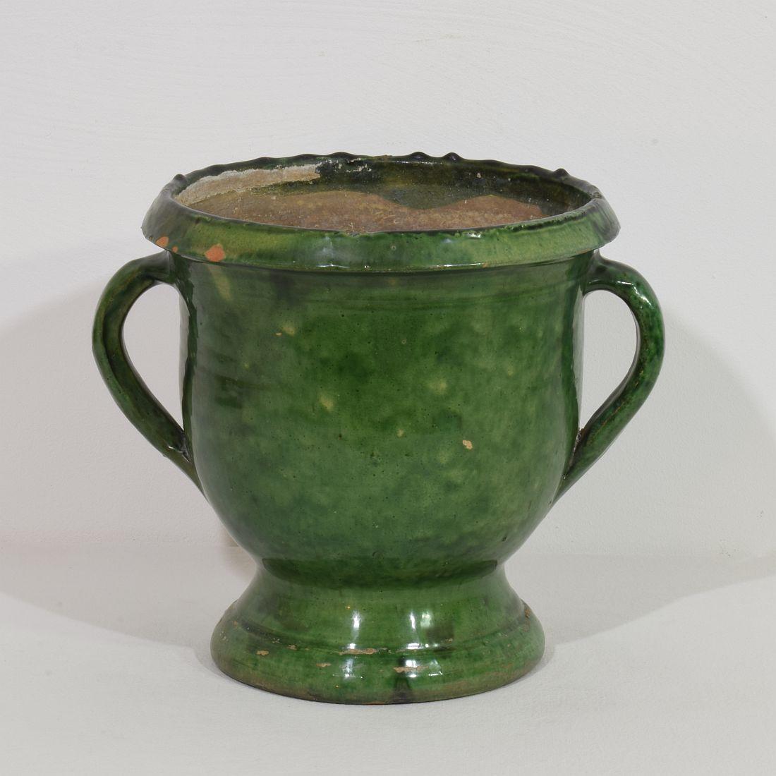 Französisches Castelnaudary-Pflanzgefäß aus grün glasiertem Steingut aus dem 19. Jahrhundert im Zustand „Gut“ im Angebot in Buisson, FR