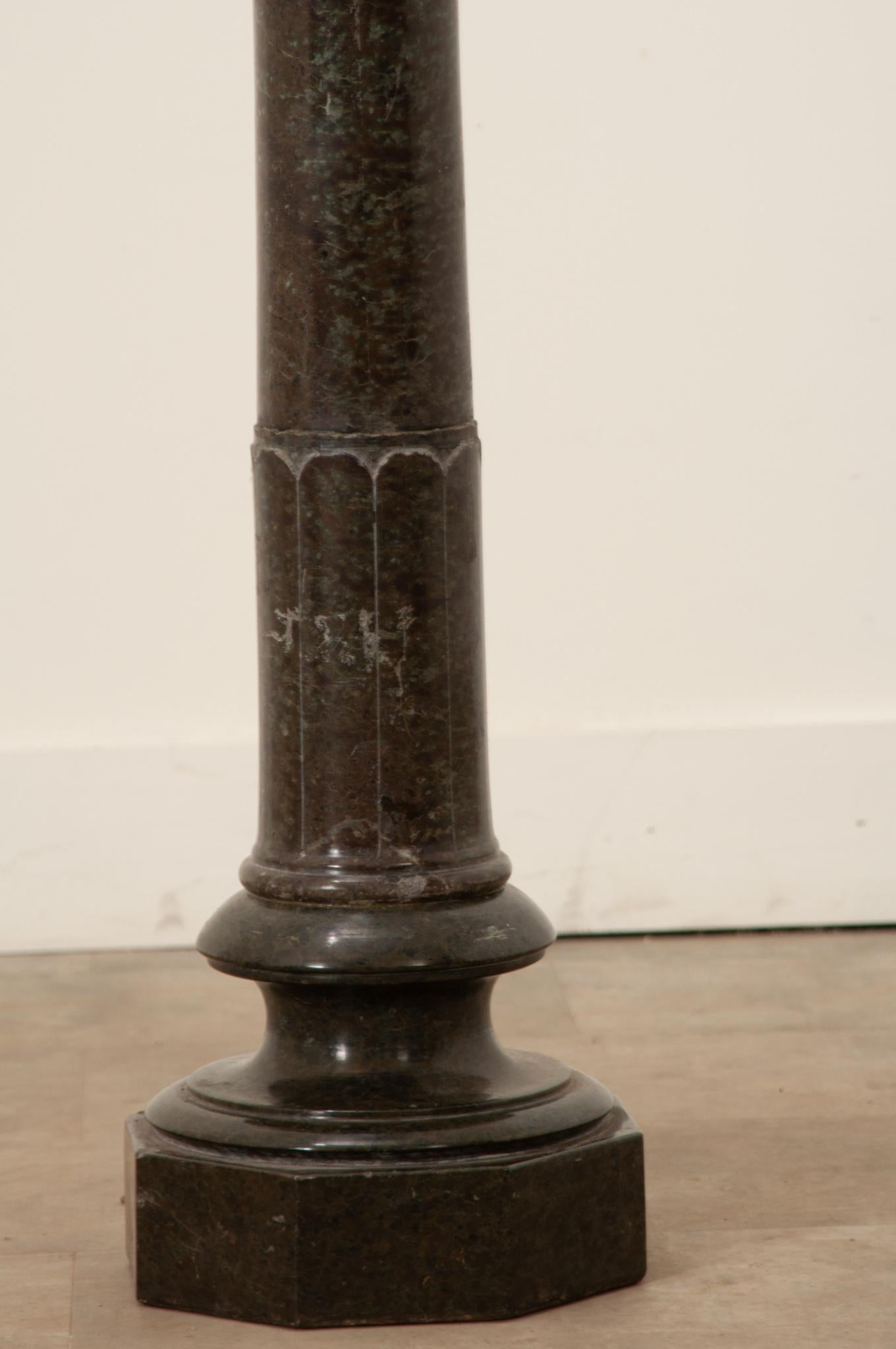 Französisch 19. Jahrhundert Grüner Marmor geschnitzt Pedestal (Handgeschnitzt) im Angebot