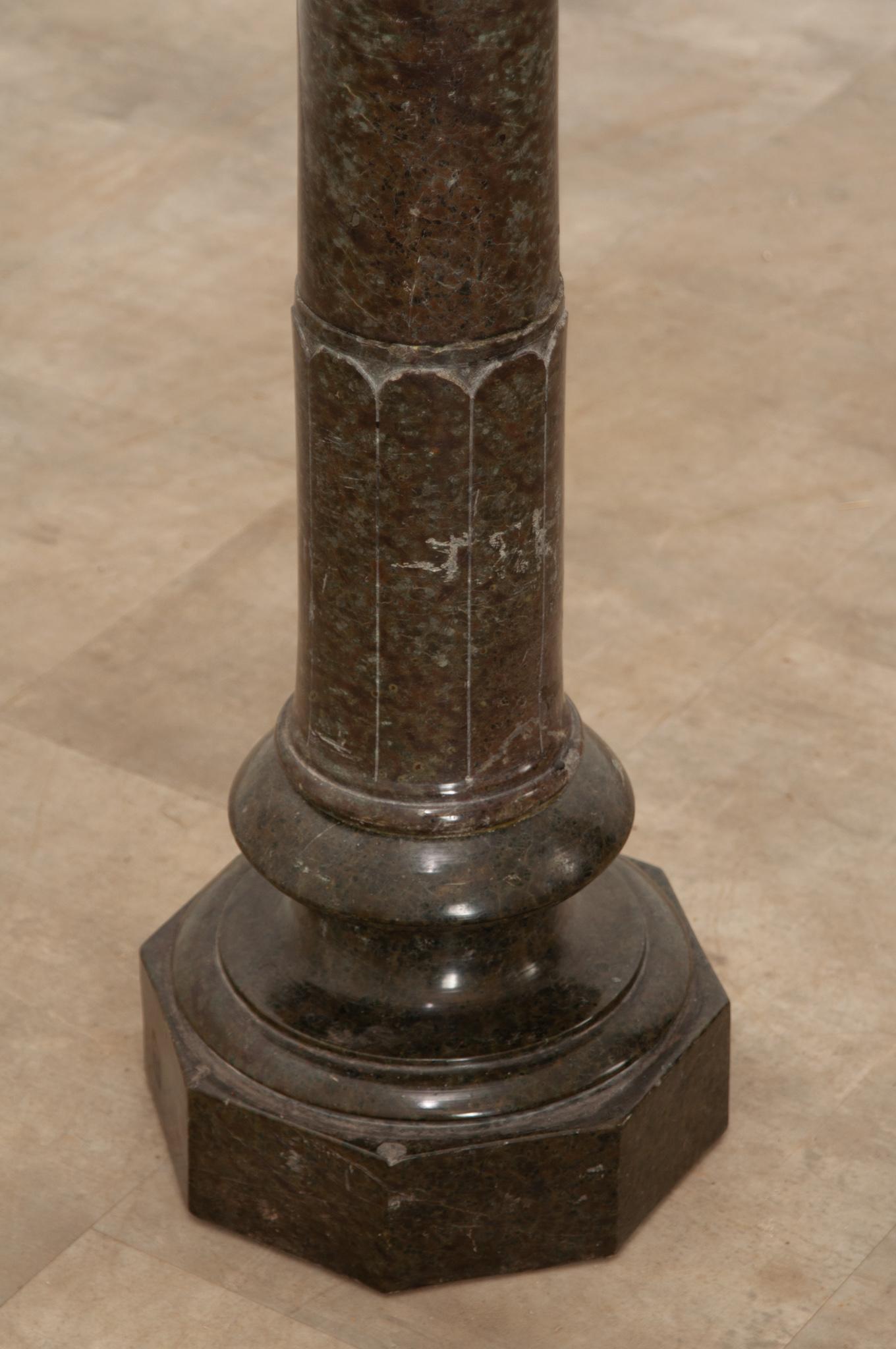 Französisch 19. Jahrhundert Grüner Marmor geschnitzt Pedestal im Zustand „Gut“ im Angebot in Baton Rouge, LA