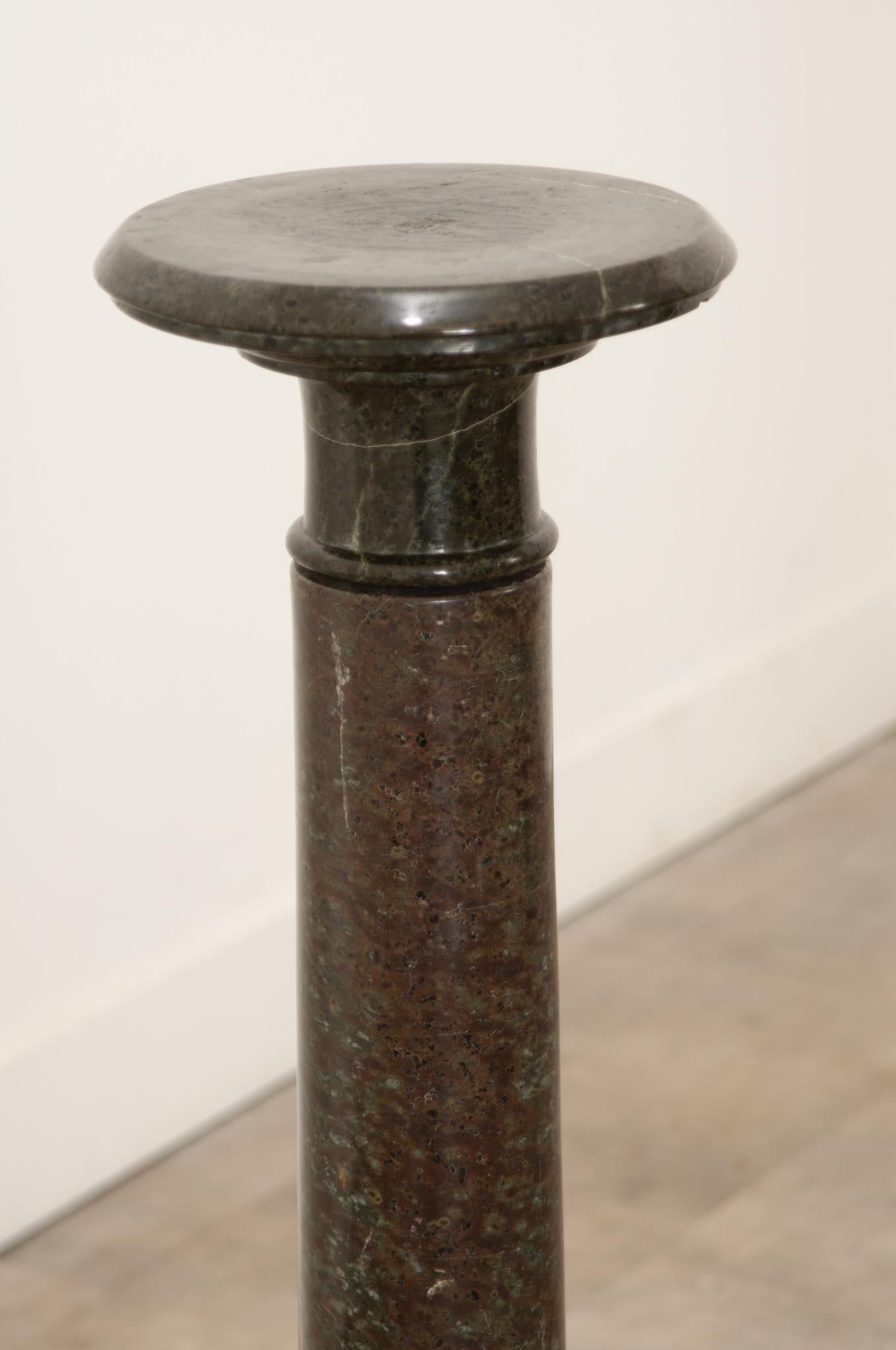 Französisch 19. Jahrhundert Grüner Marmor geschnitzt Pedestal (Stein) im Angebot