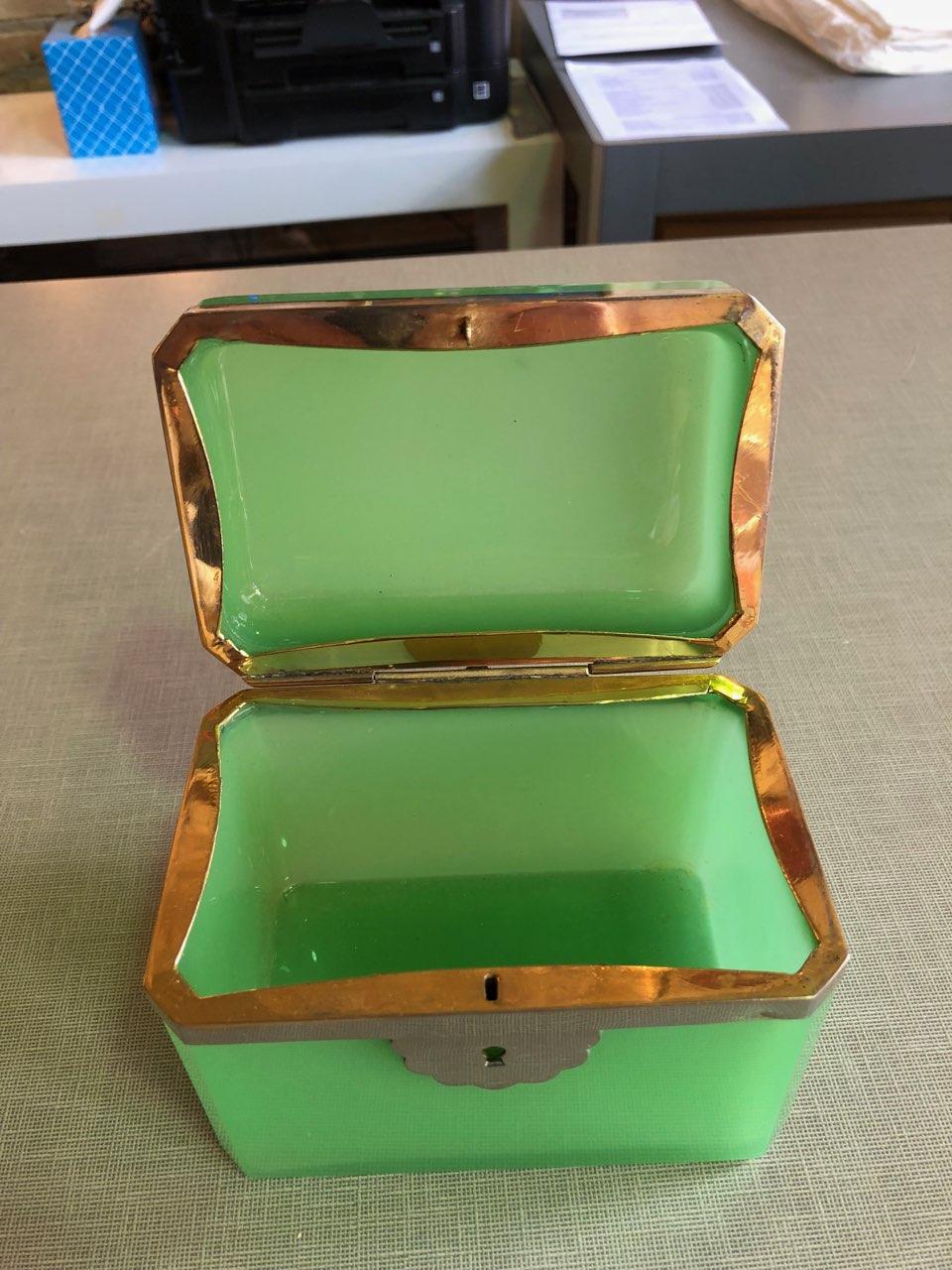 French 19th Century Green Opaline Box In Excellent Condition In Chicago, IL