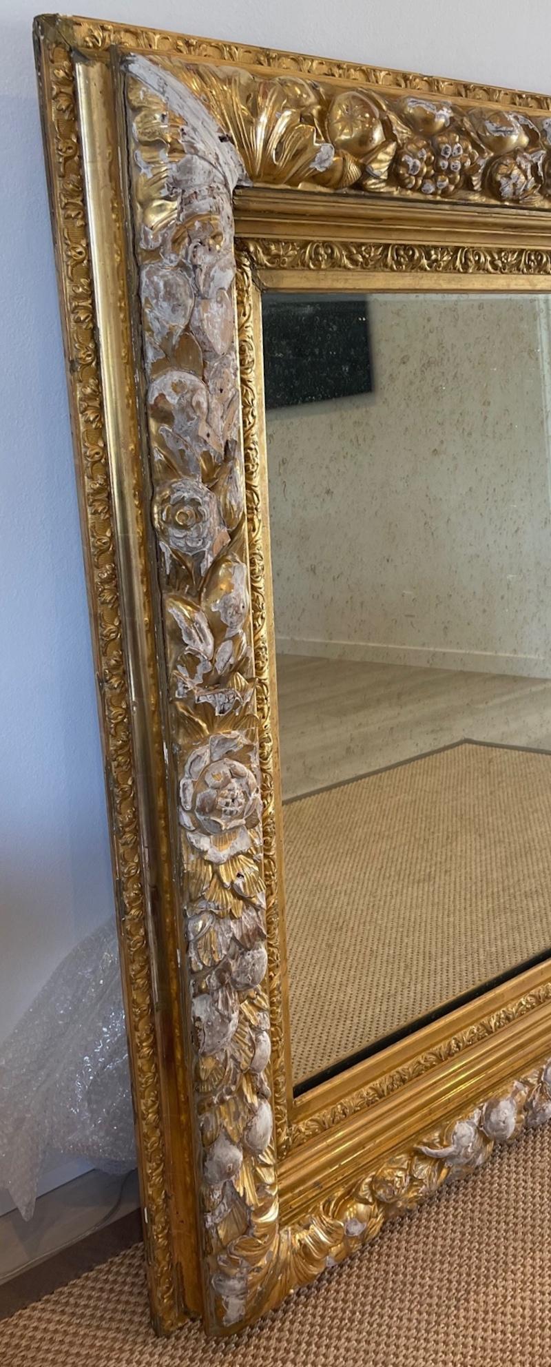 Miroir français Louis XVI du 19ème siècle sculpté à la main en feuilles d'or en vente 5