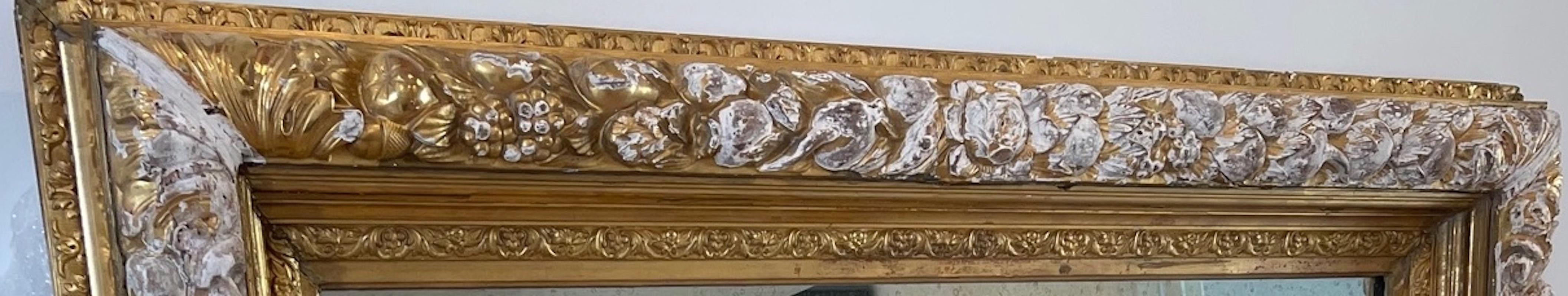 Miroir français Louis XVI du 19ème siècle sculpté à la main en feuilles d'or Abîmé - En vente à Santa Monica, CA