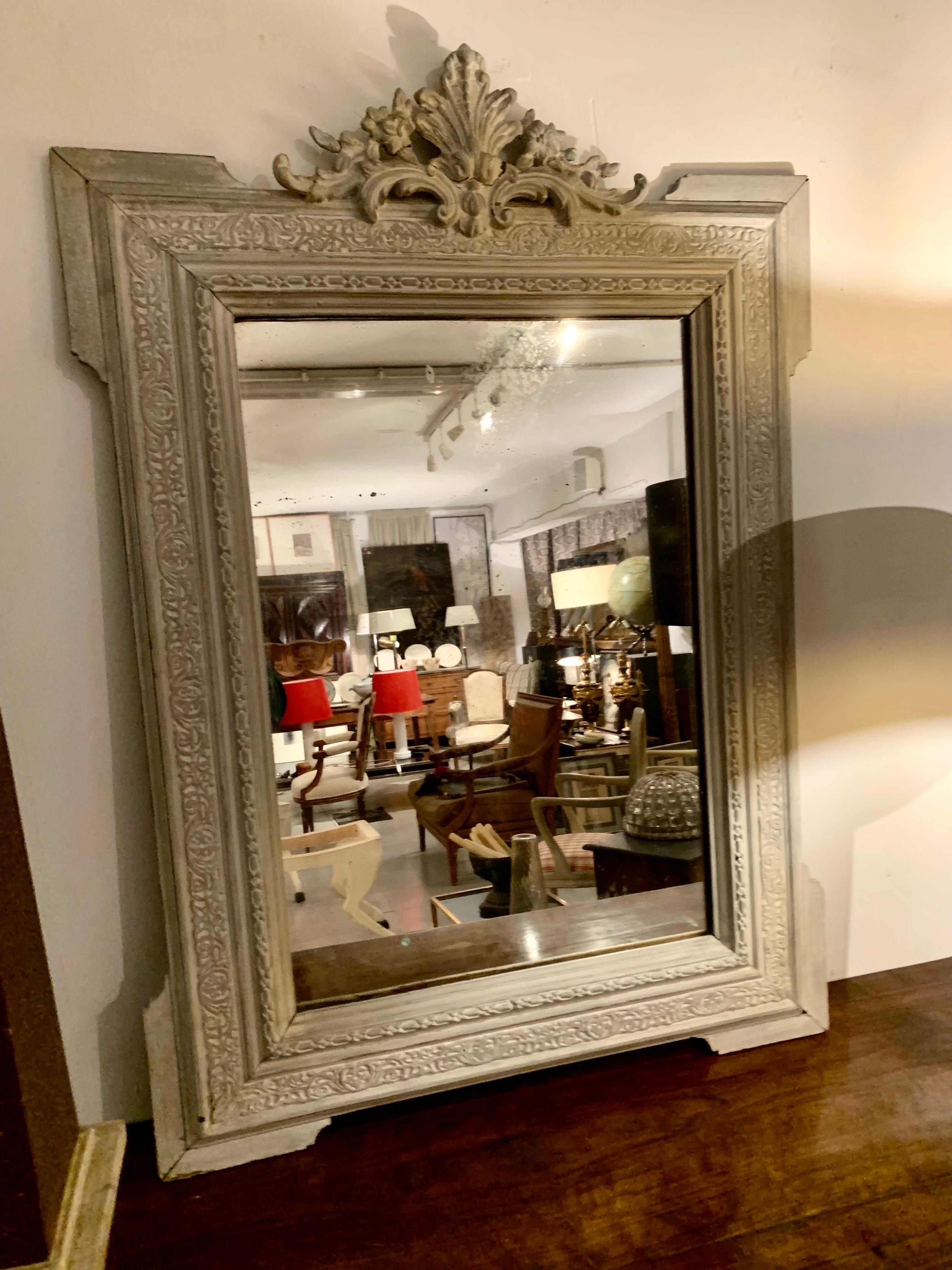 Verre Miroir français du 19ème siècle en bois peint sculpté à la main en vente
