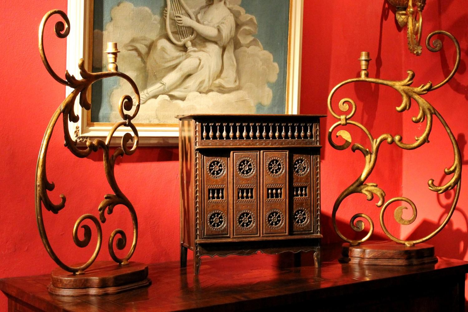 Coffre à quatre portes en bois de noyer sculpté à la main du 19e siècle français Miniature en vente 7