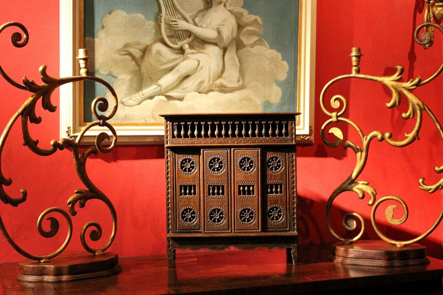 Coffre à quatre portes en bois de noyer sculpté à la main du 19e siècle français Miniature en vente 8