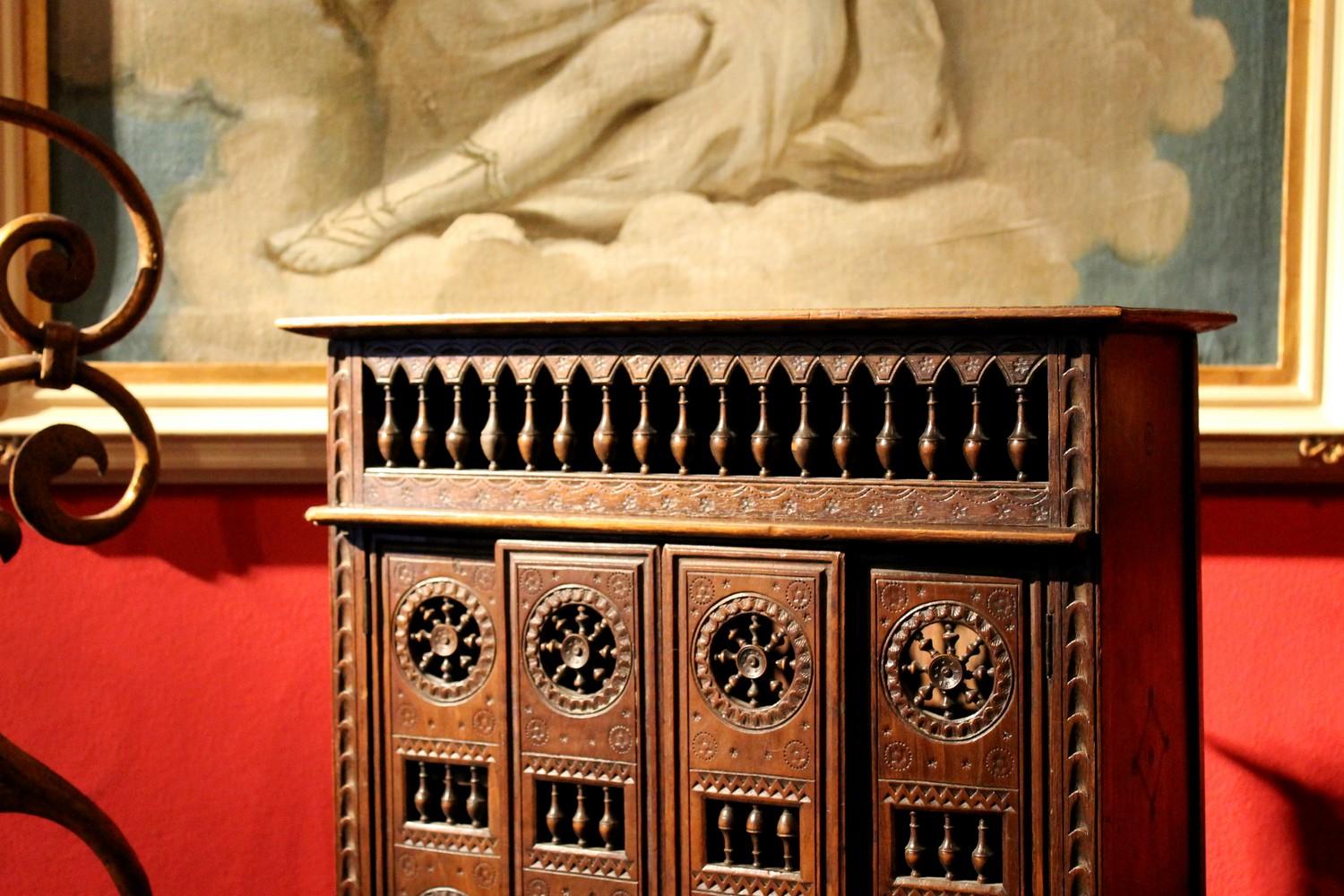 Coffre à quatre portes en bois de noyer sculpté à la main du 19e siècle français Miniature en vente 9
