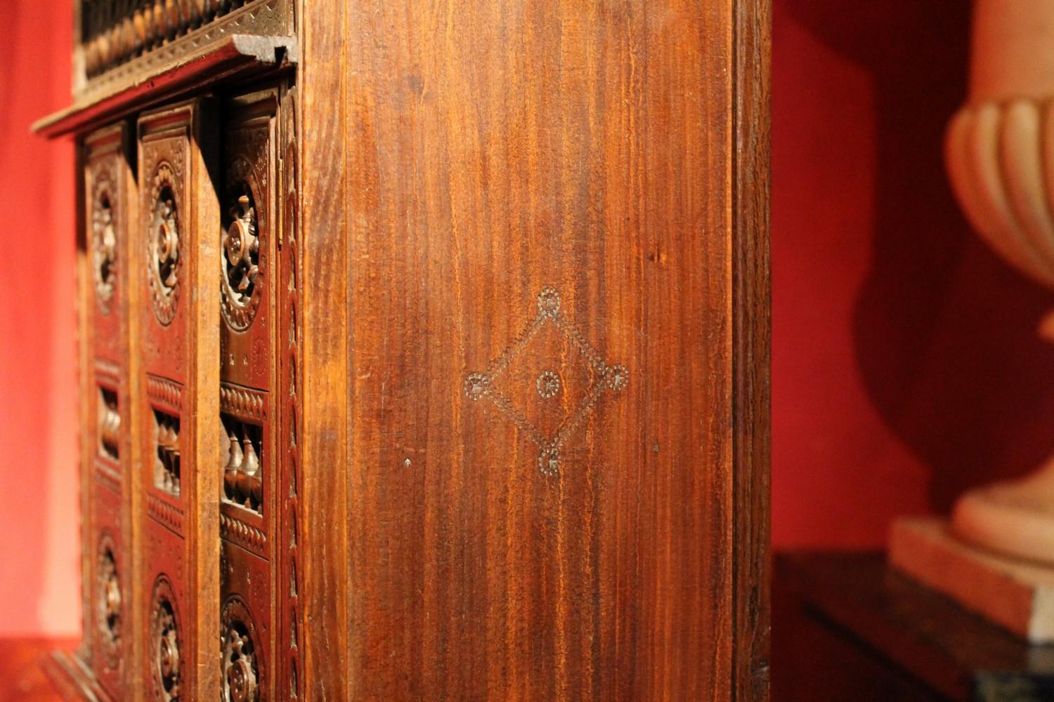 Coffre à quatre portes en bois de noyer sculpté à la main du 19e siècle français Miniature en vente 11