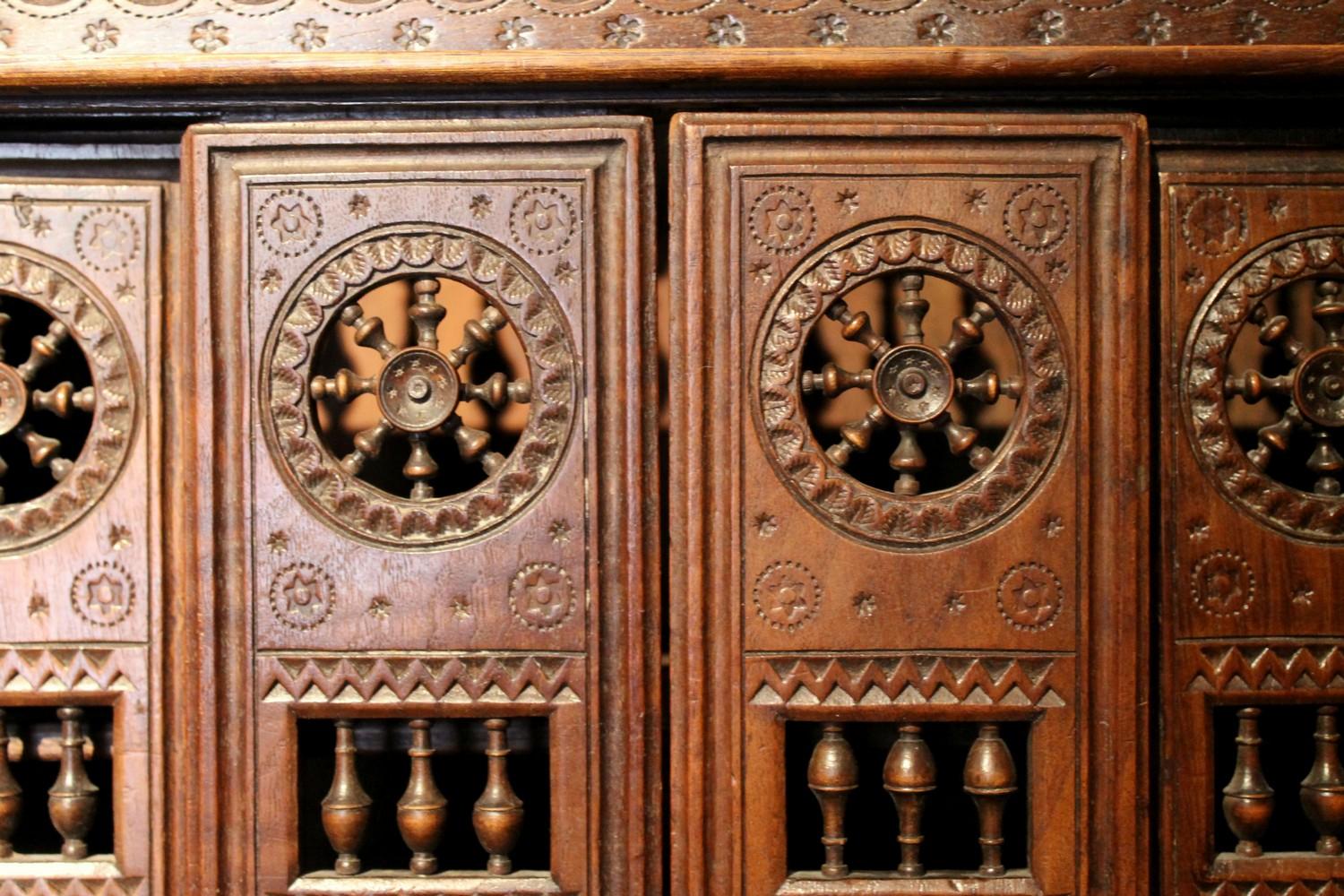 Coffre à quatre portes en bois de noyer sculpté à la main du 19e siècle français Miniature Bon état - En vente à Firenze, IT