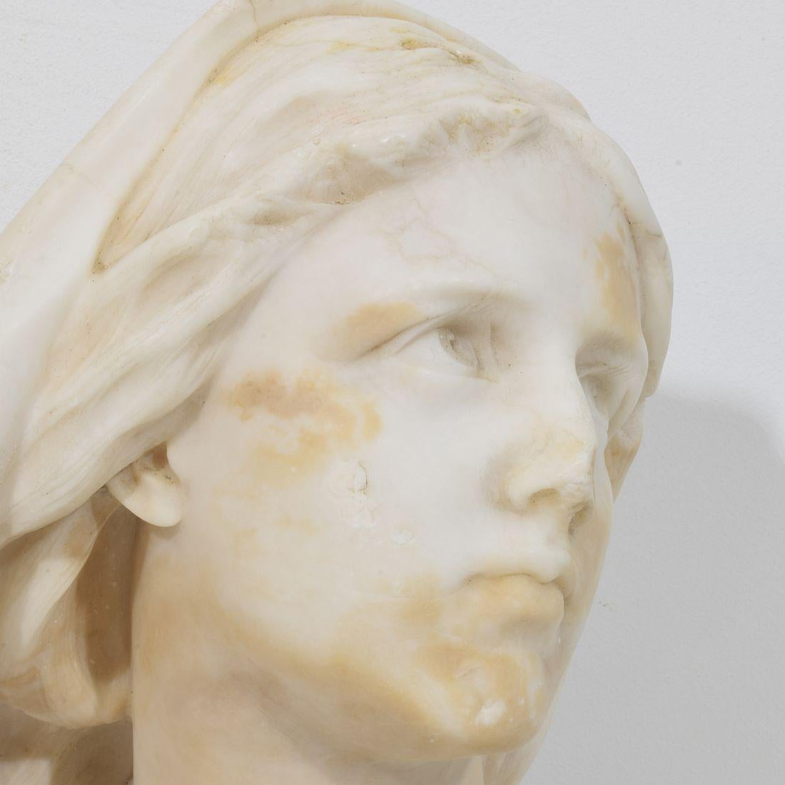 Testa di alabastro bianco intagliata a mano del XIX secolo francese in vendita 7