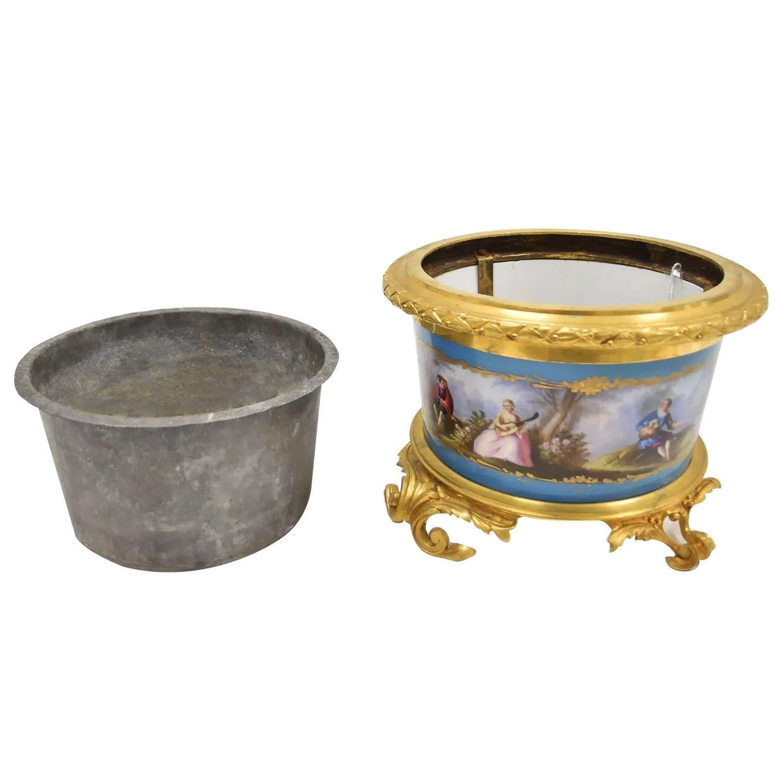 Jardinière du 19ème siècle peinte à la main avec des scènes romantiques tout autour et des montures en bronze français
 
Dimensions
 
10 1/2 