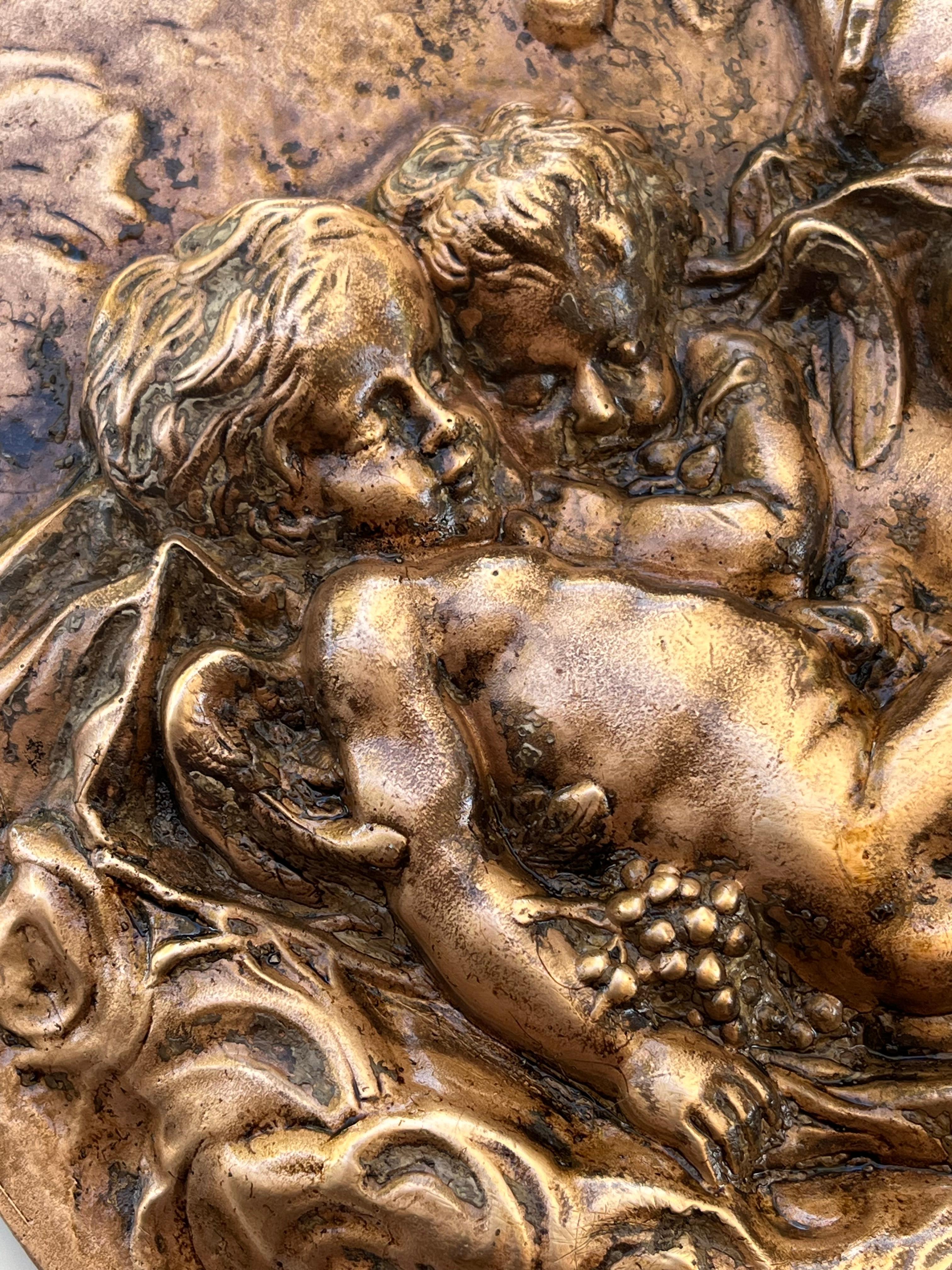 Rococò Targa a rilievo in bronzo pesante francese del XIX secolo con 3 cherubini in vendita