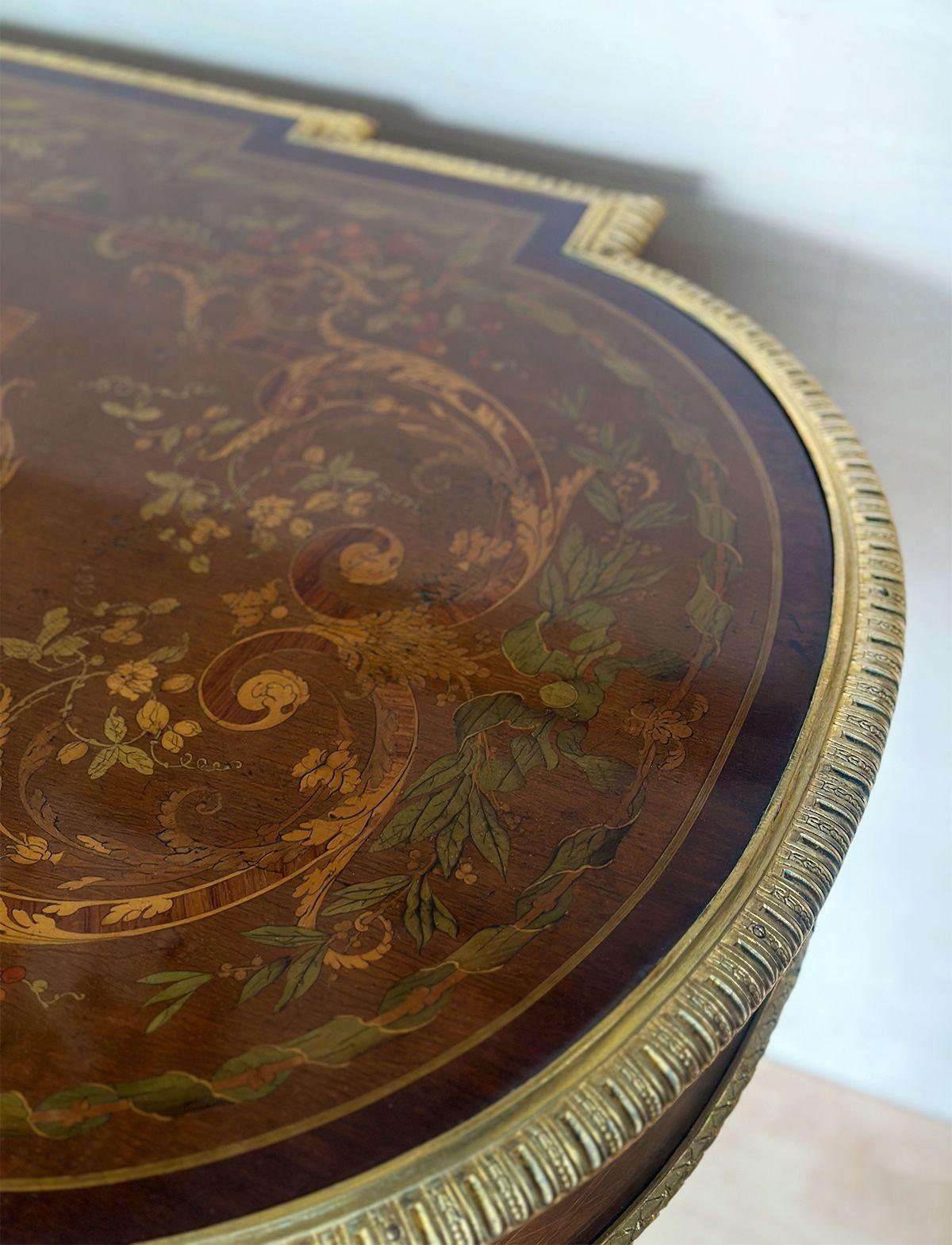Français Table incrustée française du 19ème siècle avec montures en bronze en vente