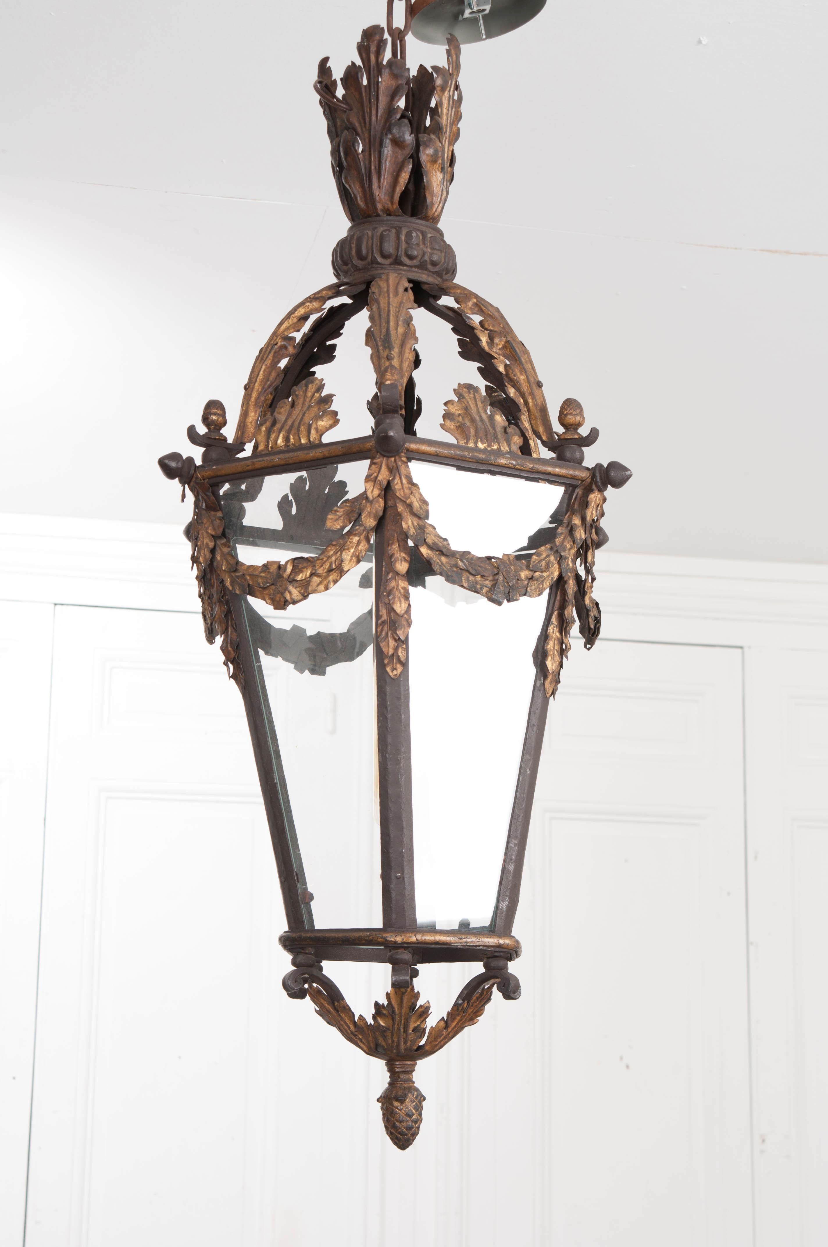 Diese französische einflammige Laterne aus Eisen und vergoldetem Messing aus dem 19. Jahrhundert wurde gereinigt, für die USA verkabelt und mit einer modernen Röhrenlampe versehen - ein schöner Kontrast zu der Antiquität!