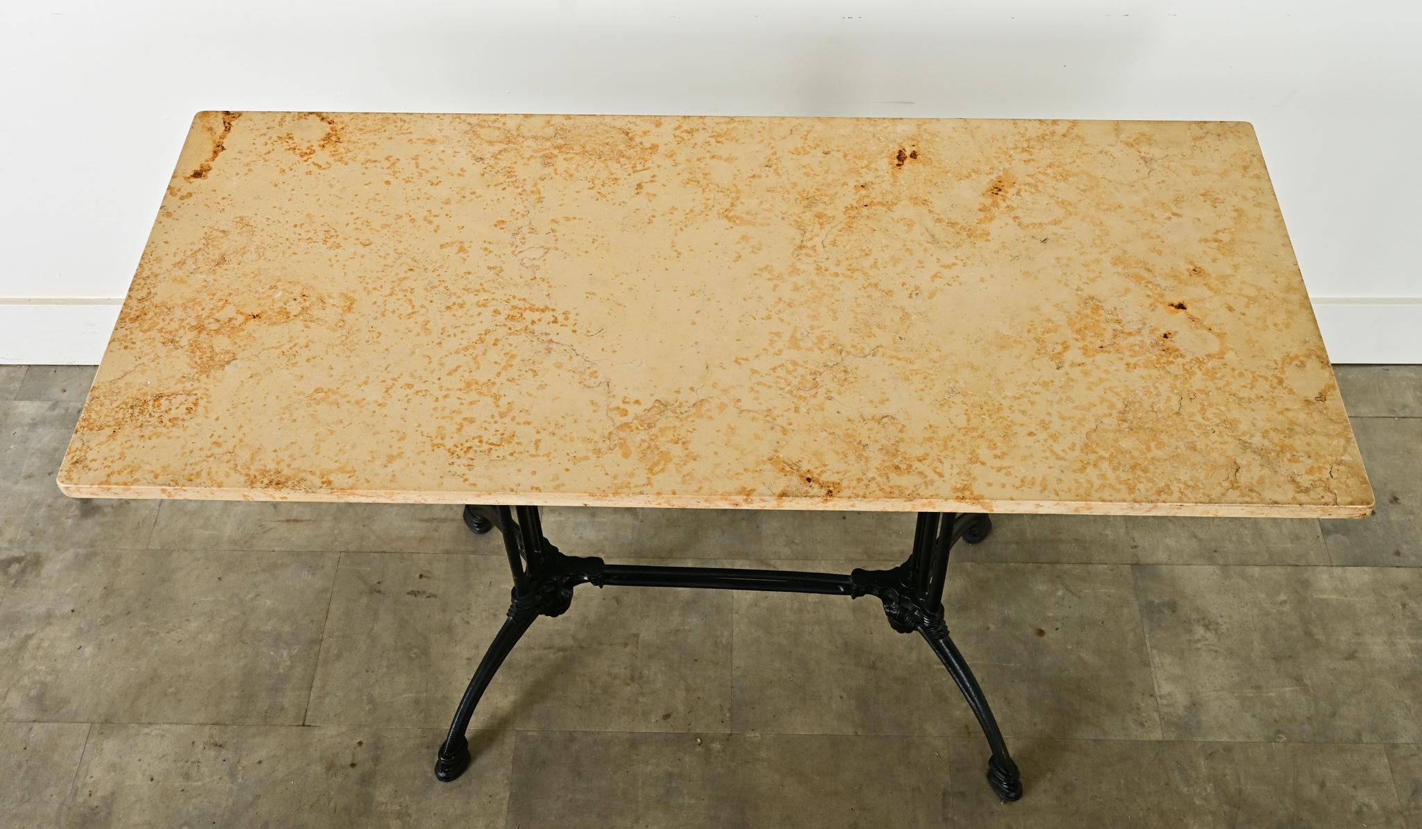 Mesa bistro francesa de hierro y mármol del siglo XIX siglo XX en venta