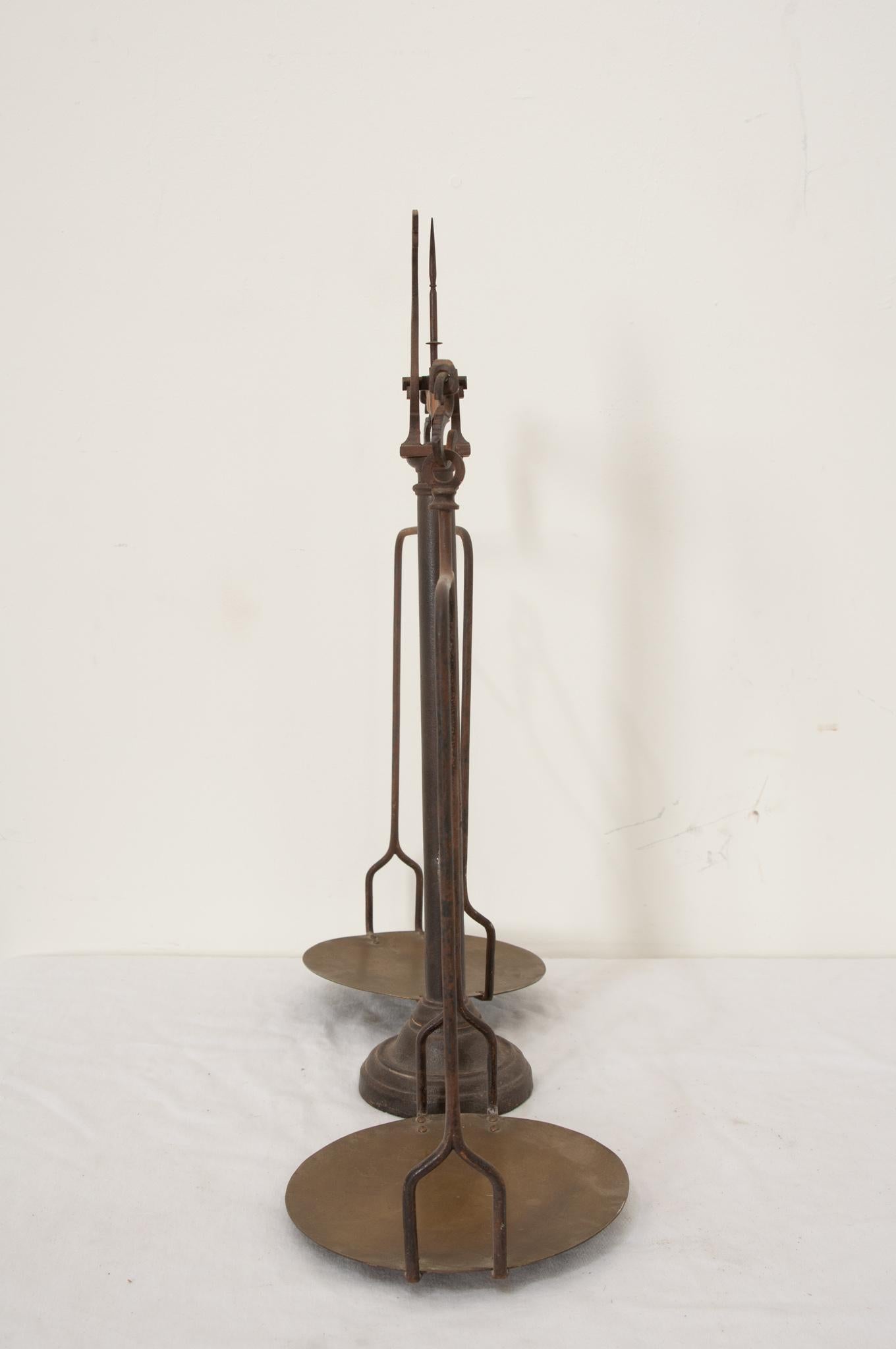 French 19th Century Iron & Brass Tabletop Scale In Good Condition For Sale In Baton Rouge, LA