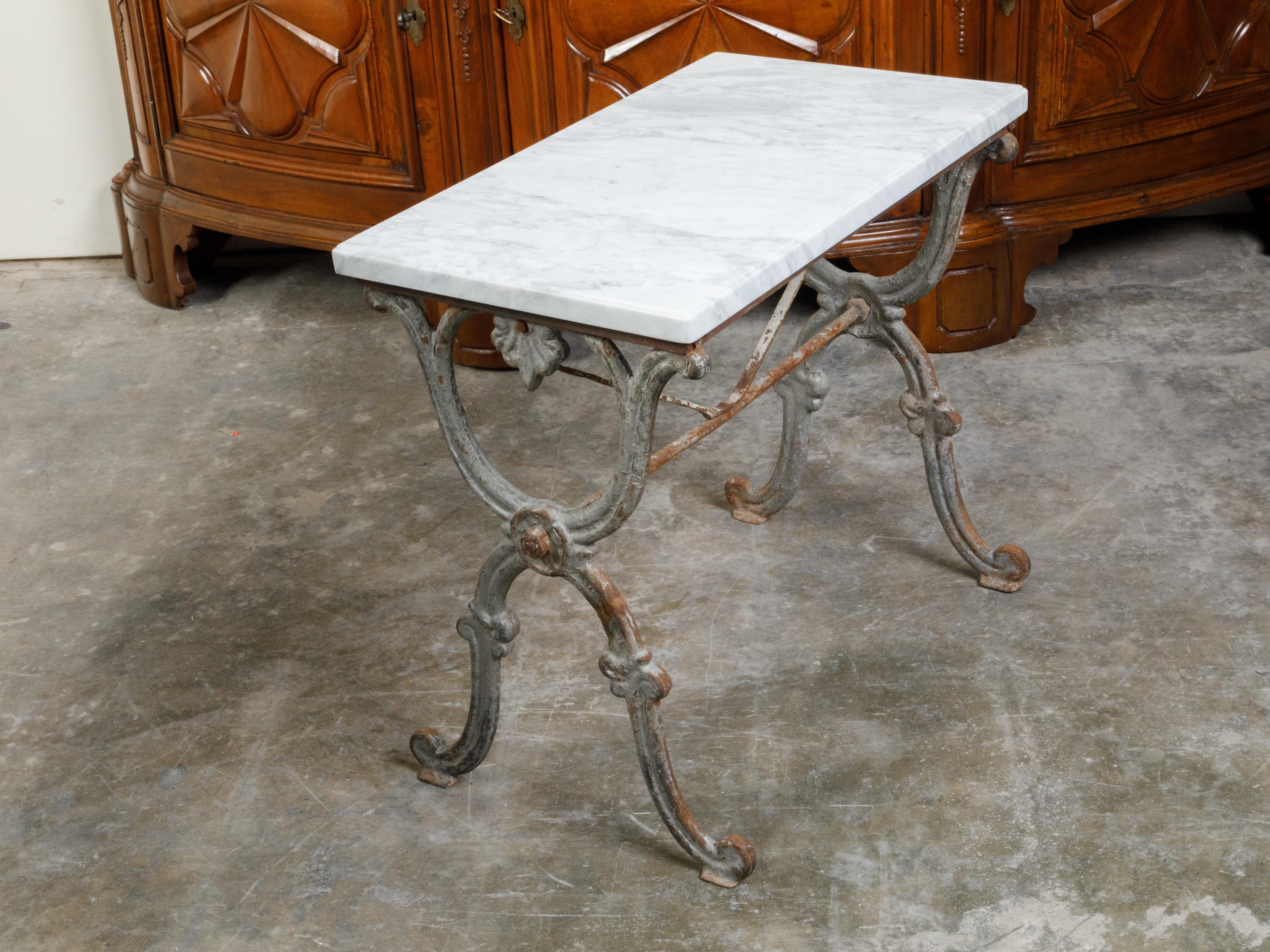 Table console française en fer du XIXe siècle avec plateau en marbre blanc et base en forme de X en vente 5