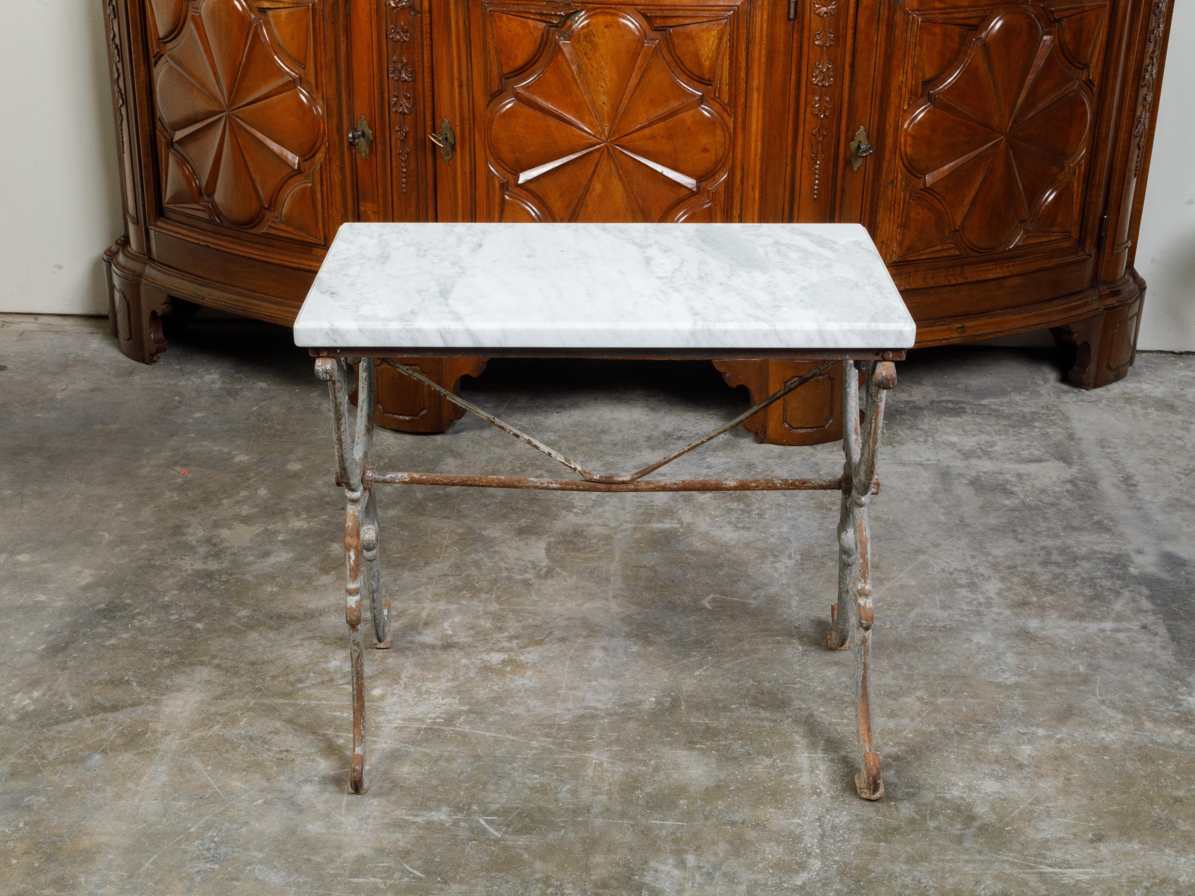 Table console française en fer du XIXe siècle avec plateau en marbre blanc et base en forme de X en vente 6