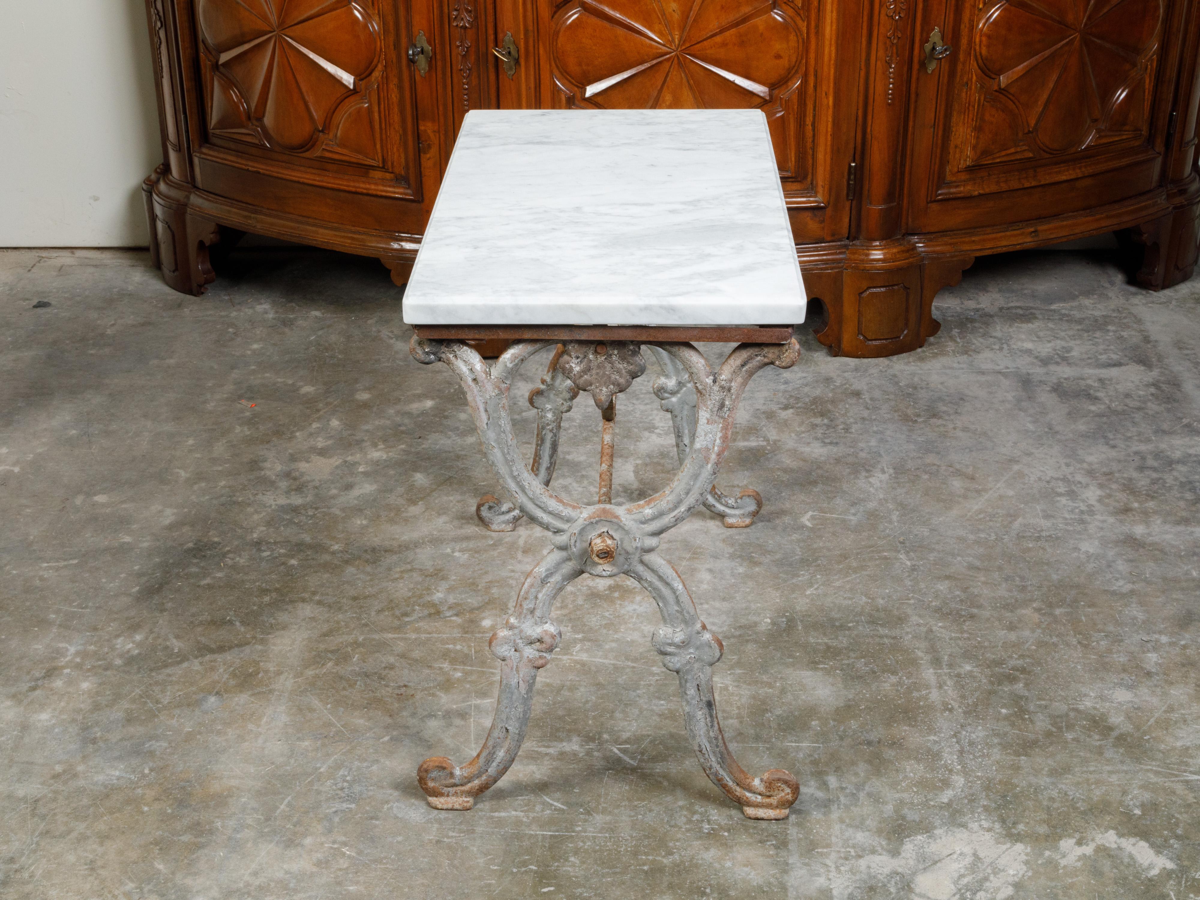 Table console française en fer du XIXe siècle avec plateau en marbre blanc et base en forme de X en vente 7