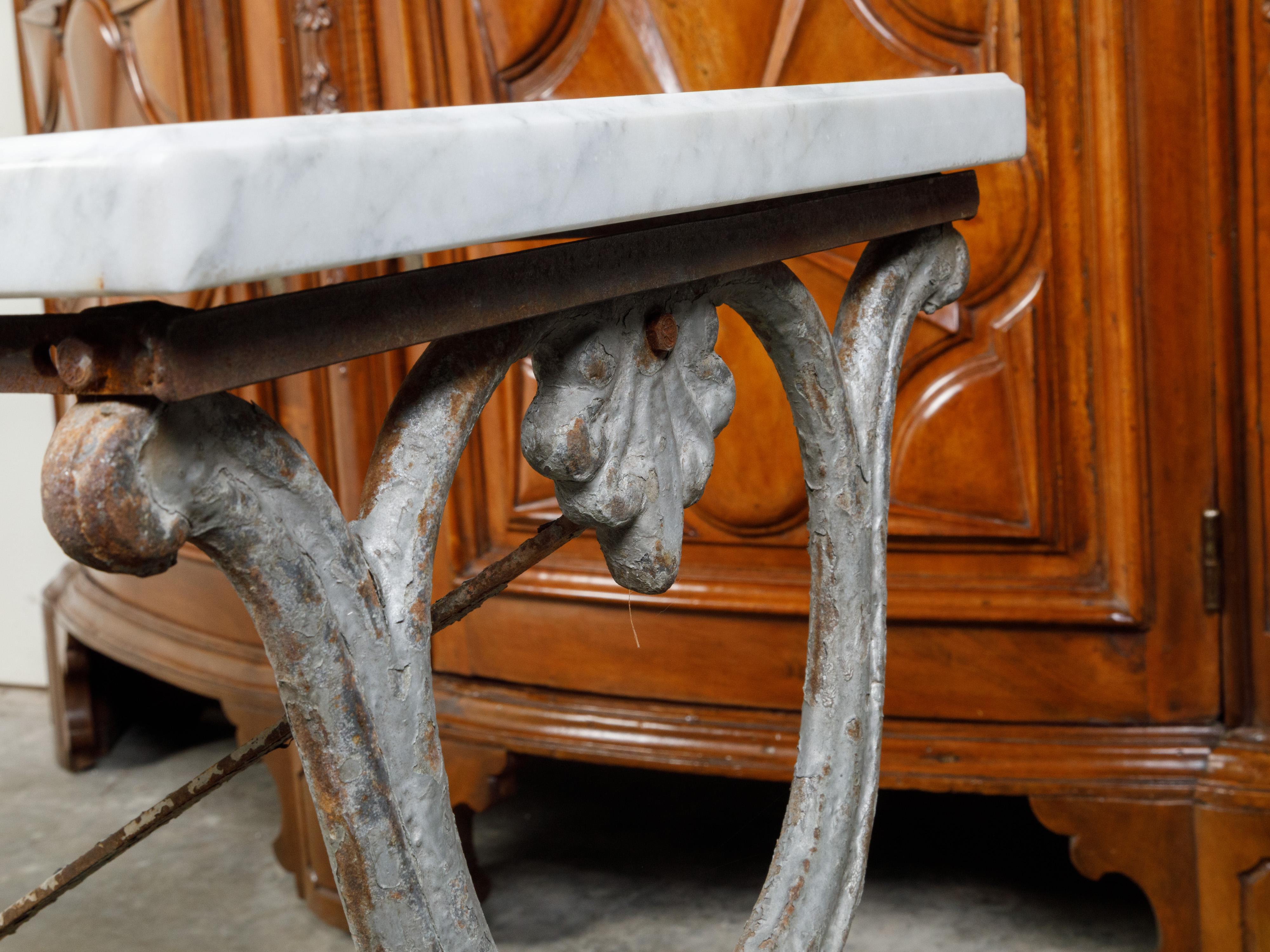 Table console française en fer du XIXe siècle avec plateau en marbre blanc et base en forme de X Bon état - En vente à Atlanta, GA