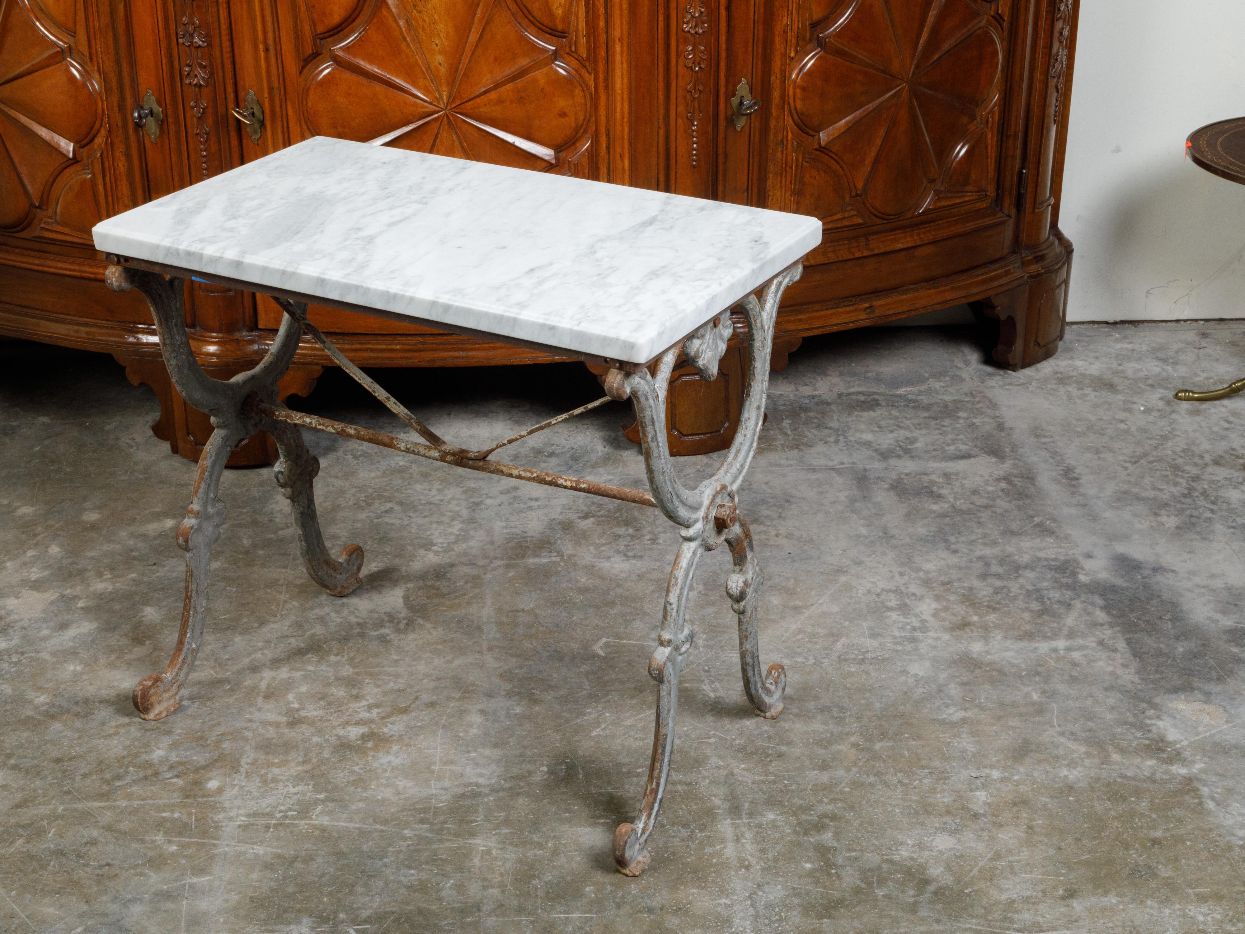 Table console française en fer du XIXe siècle avec plateau en marbre blanc et base en forme de X en vente 3