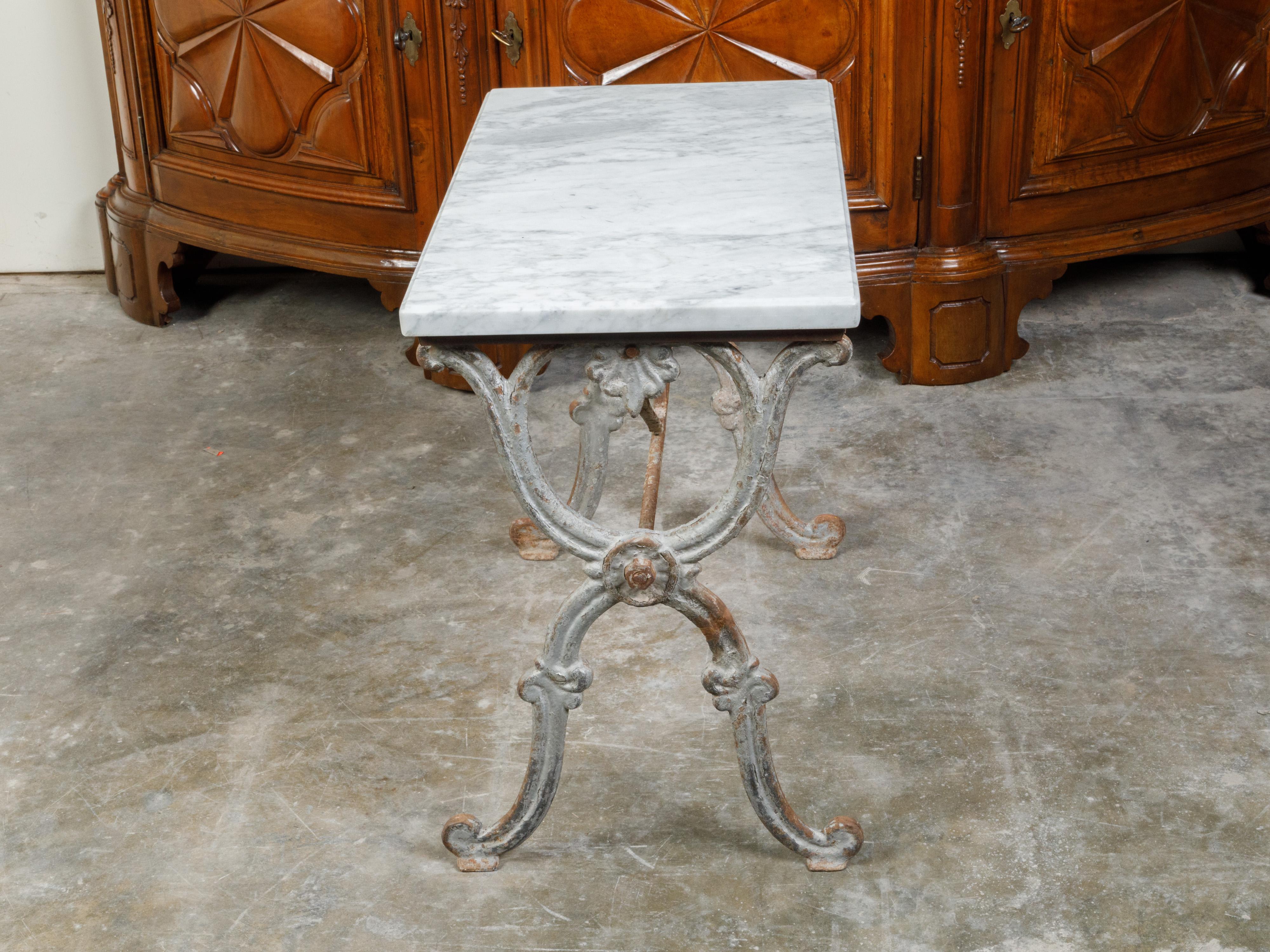 Table console française en fer du XIXe siècle avec plateau en marbre blanc et base en forme de X en vente 4
