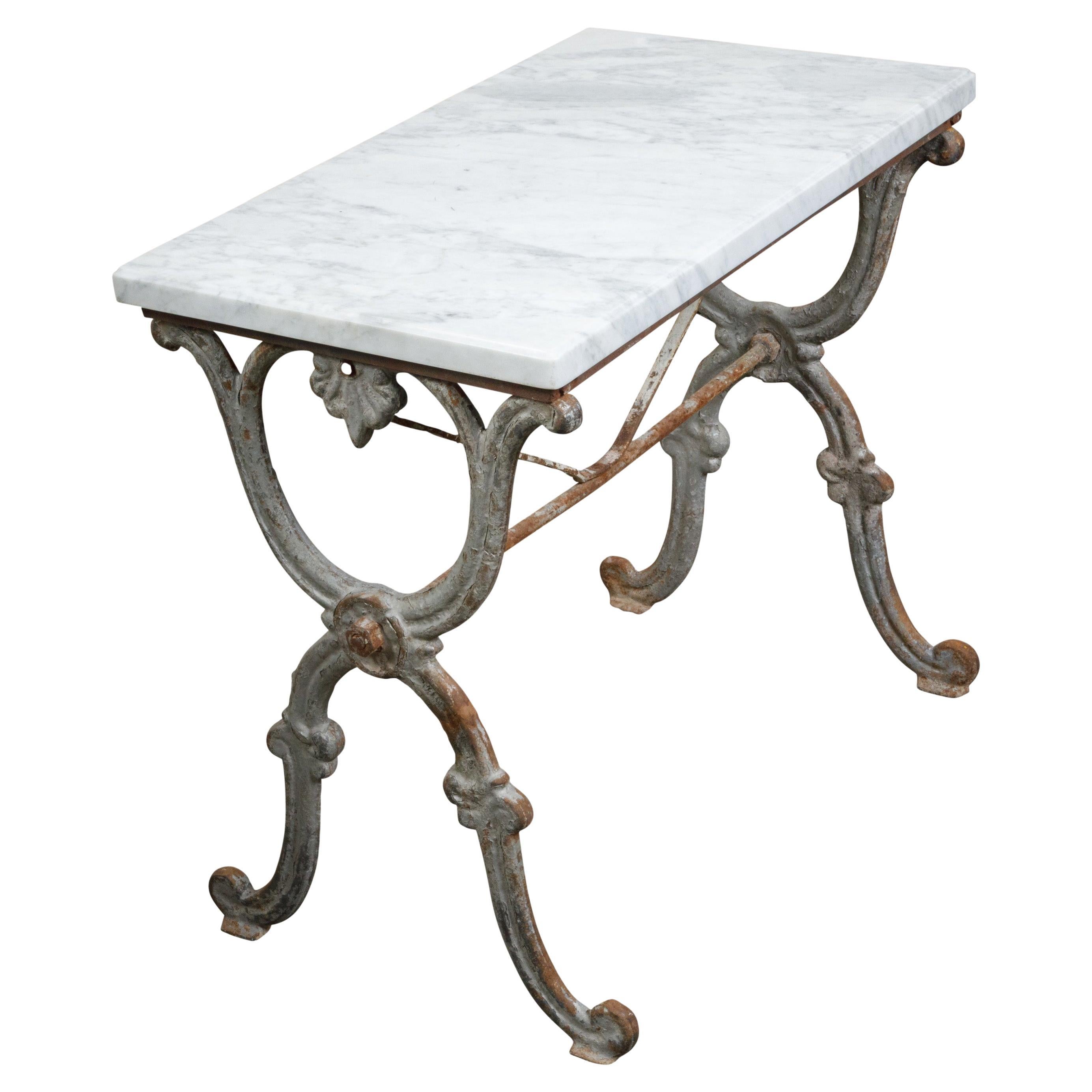 Table console française en fer du XIXe siècle avec plateau en marbre blanc et base en forme de X en vente