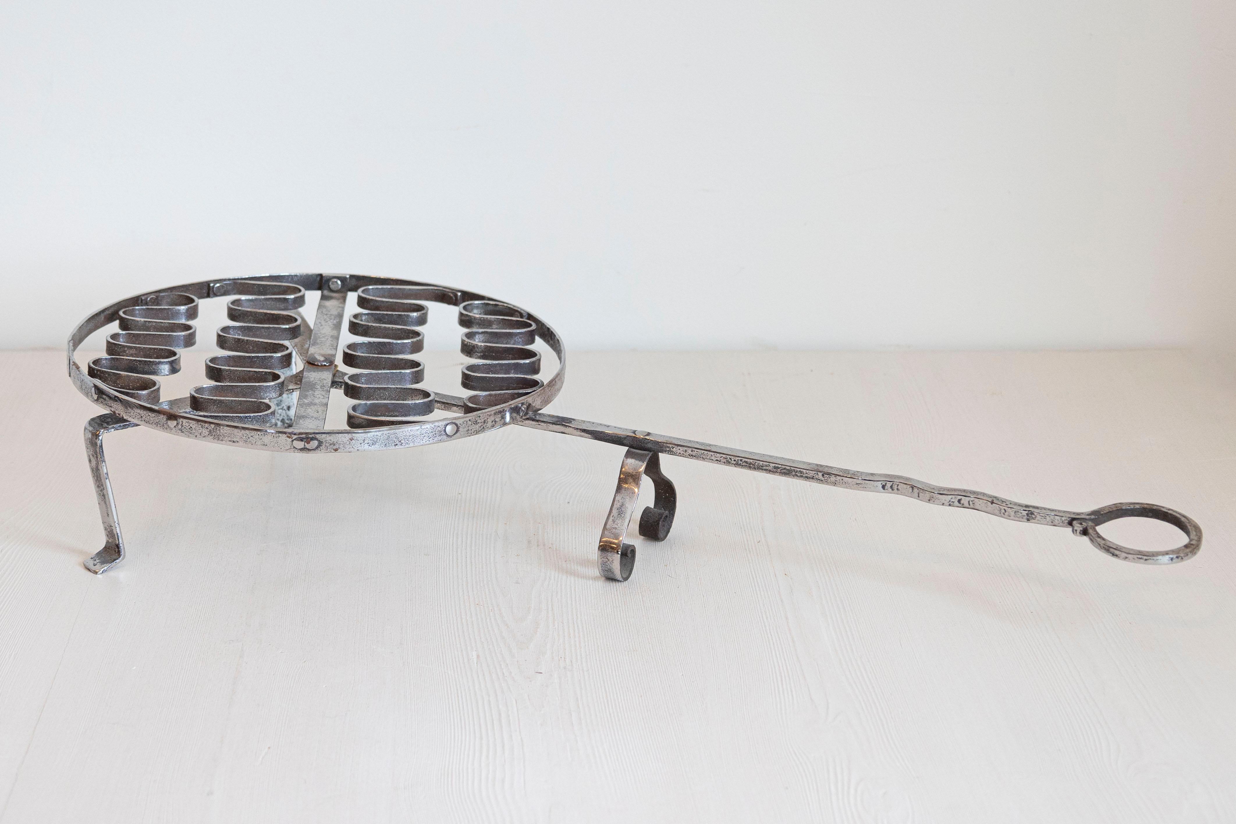 French 19th Century Iron Fireplace Grill with Petite Feet and Long Handle In Good Condition For Sale In Atlanta, GA