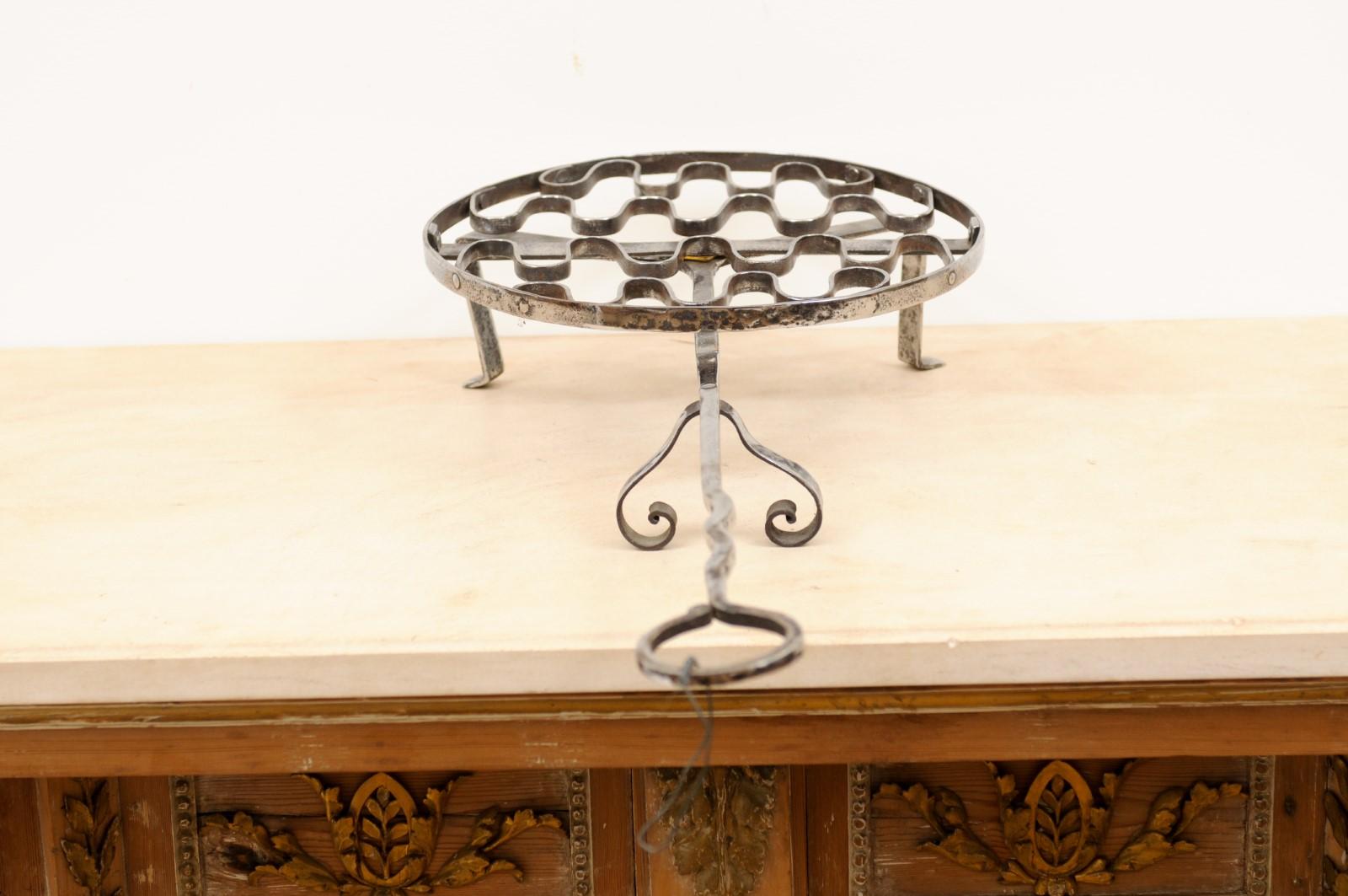 French 19th Century Iron Fireplace Grill with Petite Feet and Long Handle For Sale 4
