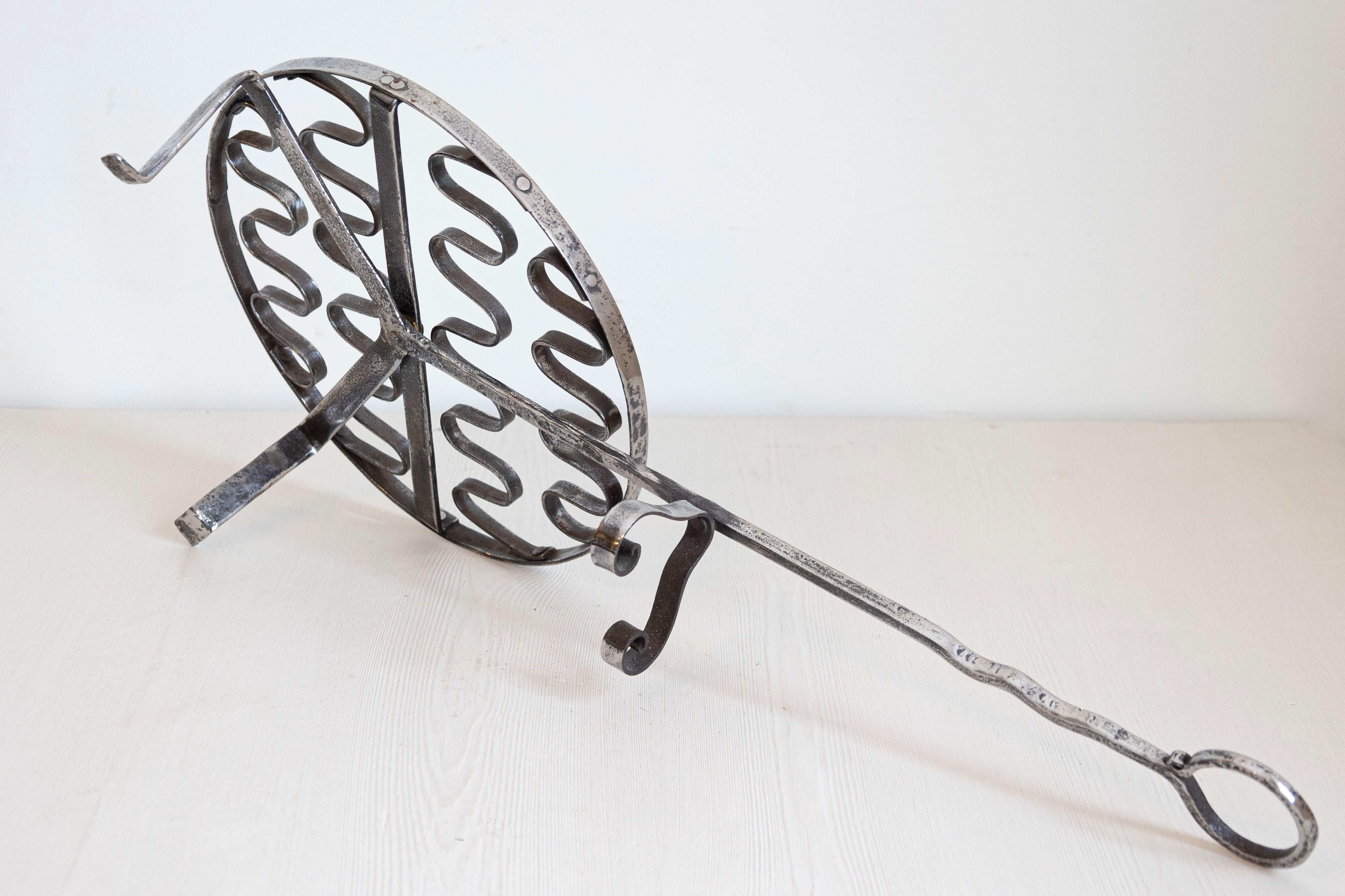 French 19th Century Iron Fireplace Grill with Petite Feet and Long Handle For Sale 4