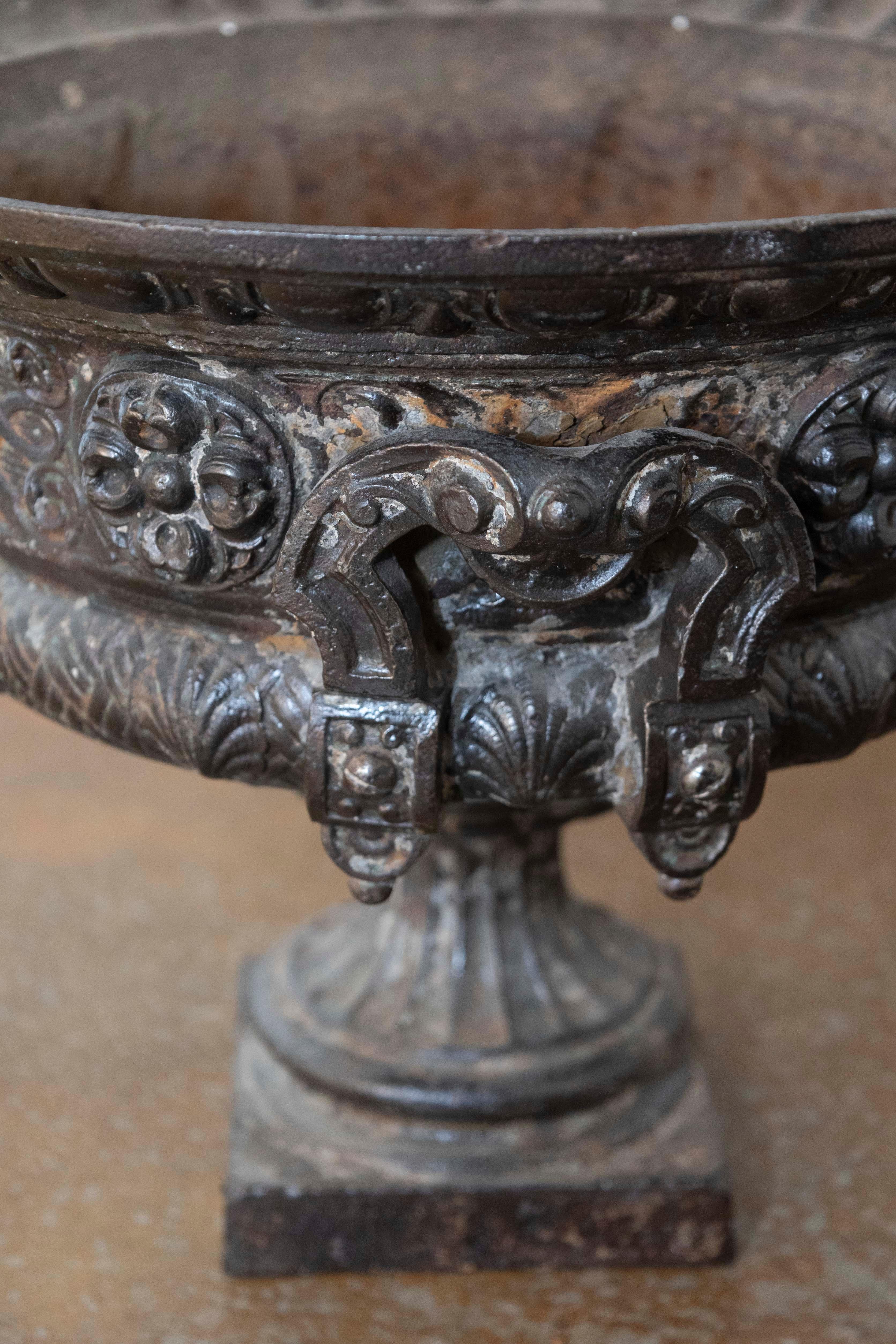 Jardinière francese del XIX secolo in ferro con maniglie laterali e monogramma a doppia L In condizioni buone in vendita a Atlanta, GA