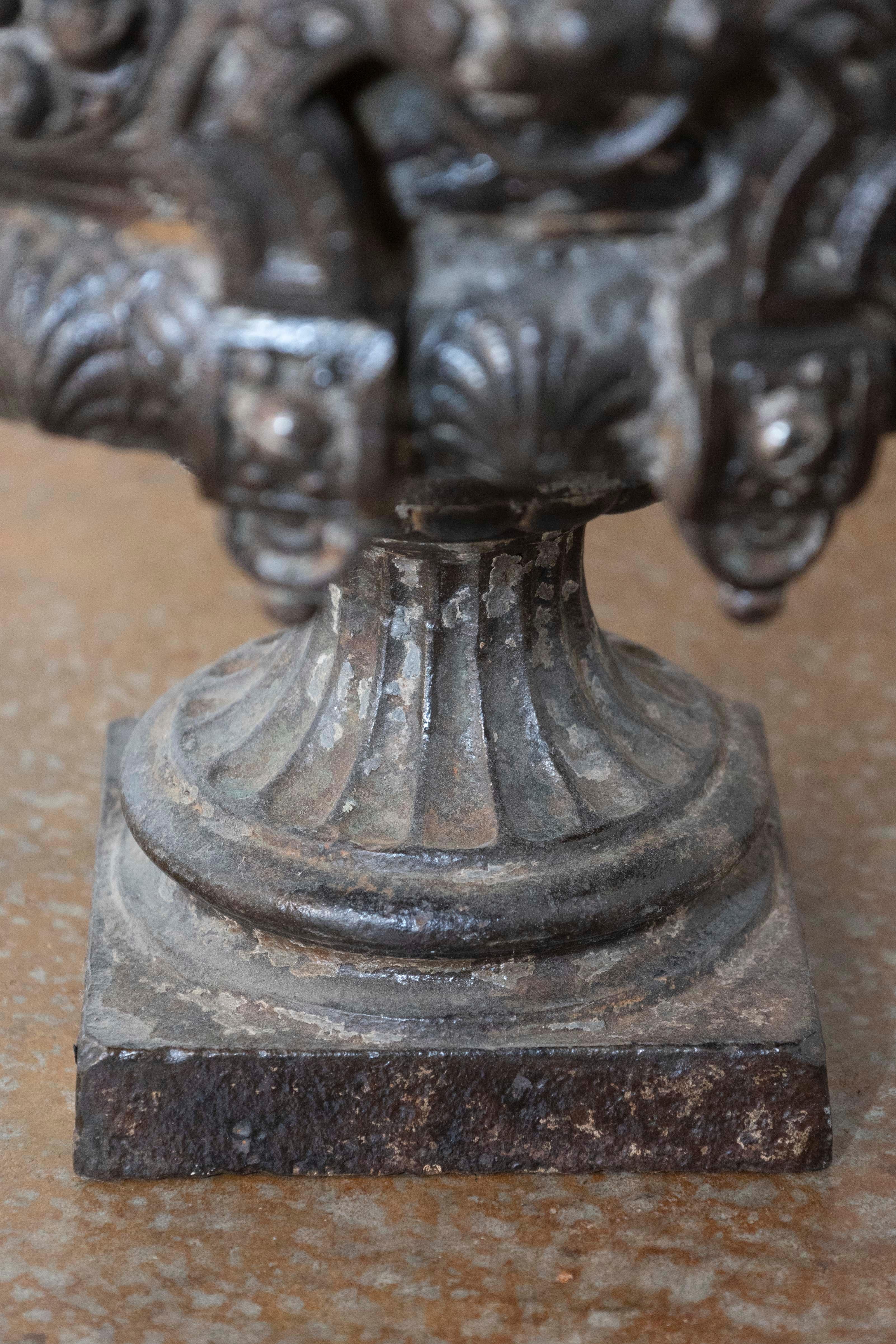 Ferro Jardinière francese del XIX secolo in ferro con maniglie laterali e monogramma a doppia L in vendita