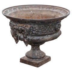 Französische Jardinière aus Eisen des 19. Jahrhunderts mit seitlichen Griffen und Doppel-L-Monogramm