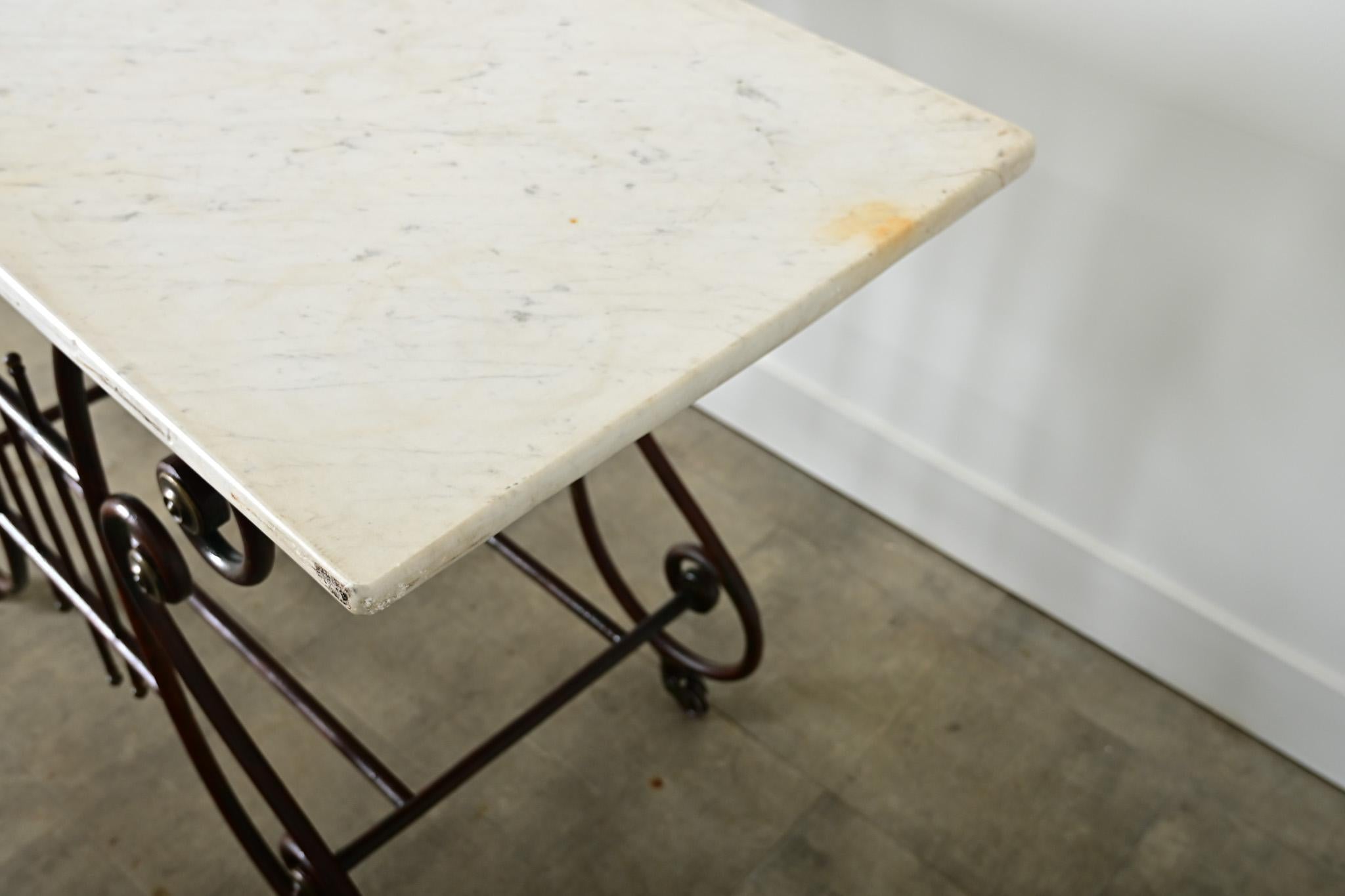 Mesa de carnicero francesa del siglo XIX de hierro y mármol en venta 3