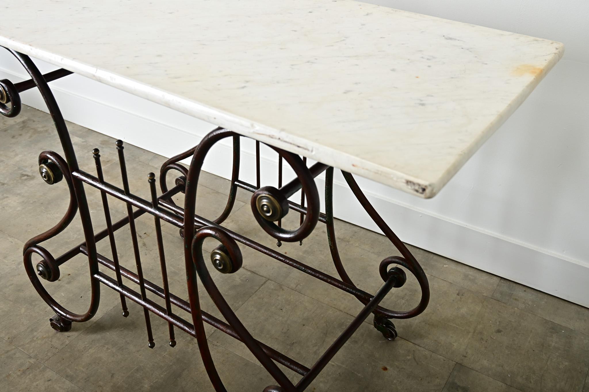 Mesa de carnicero francesa del siglo XIX de hierro y mármol en venta 4