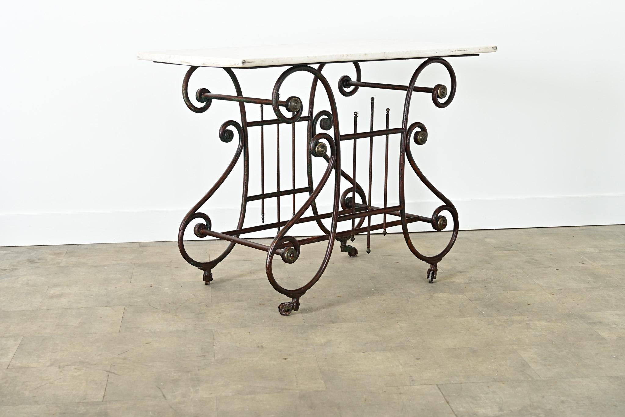Mesa de carnicero francesa del siglo XIX de hierro y mármol en venta 5