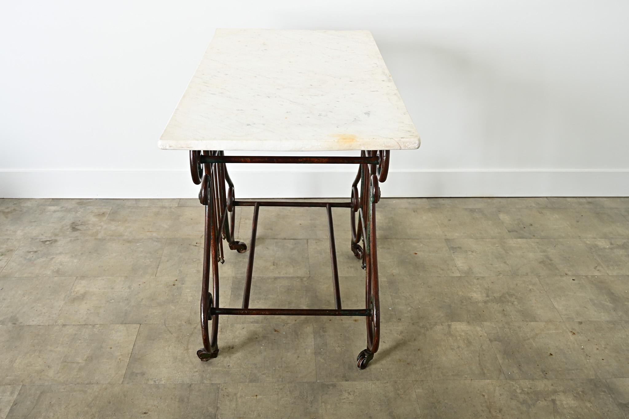 Mesa de carnicero francesa del siglo XIX de hierro y mármol en venta 6