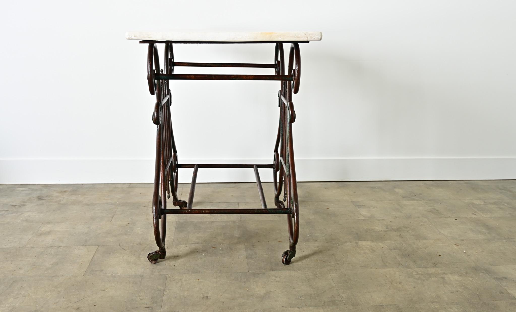 Mesa de carnicero francesa del siglo XIX de hierro y mármol en venta 10