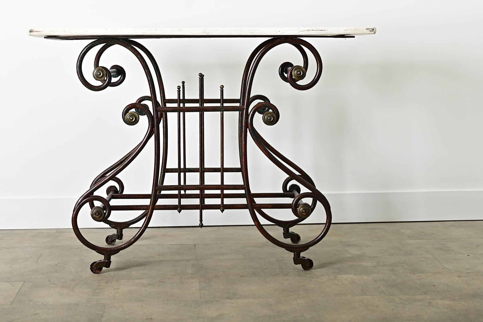 Mesa de carnicero francesa del siglo XIX de hierro y mármol Directorio en venta