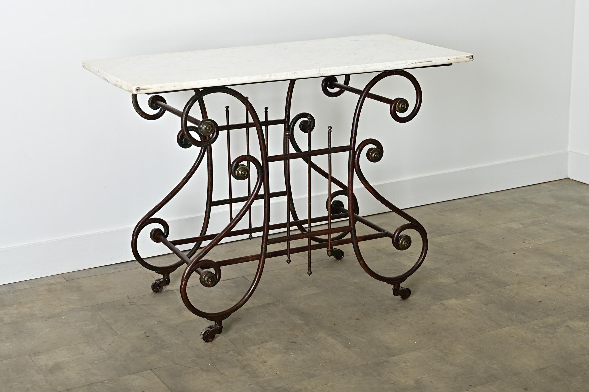 Mesa de carnicero francesa del siglo XIX de hierro y mármol Francés en venta
