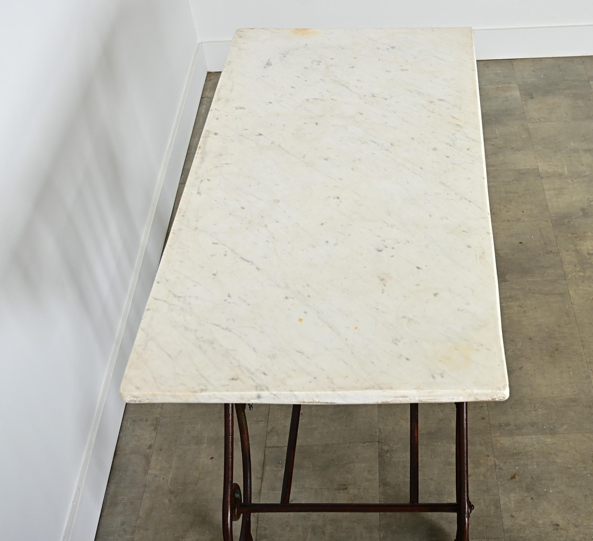 Mesa de carnicero francesa del siglo XIX de hierro y mármol en venta 1