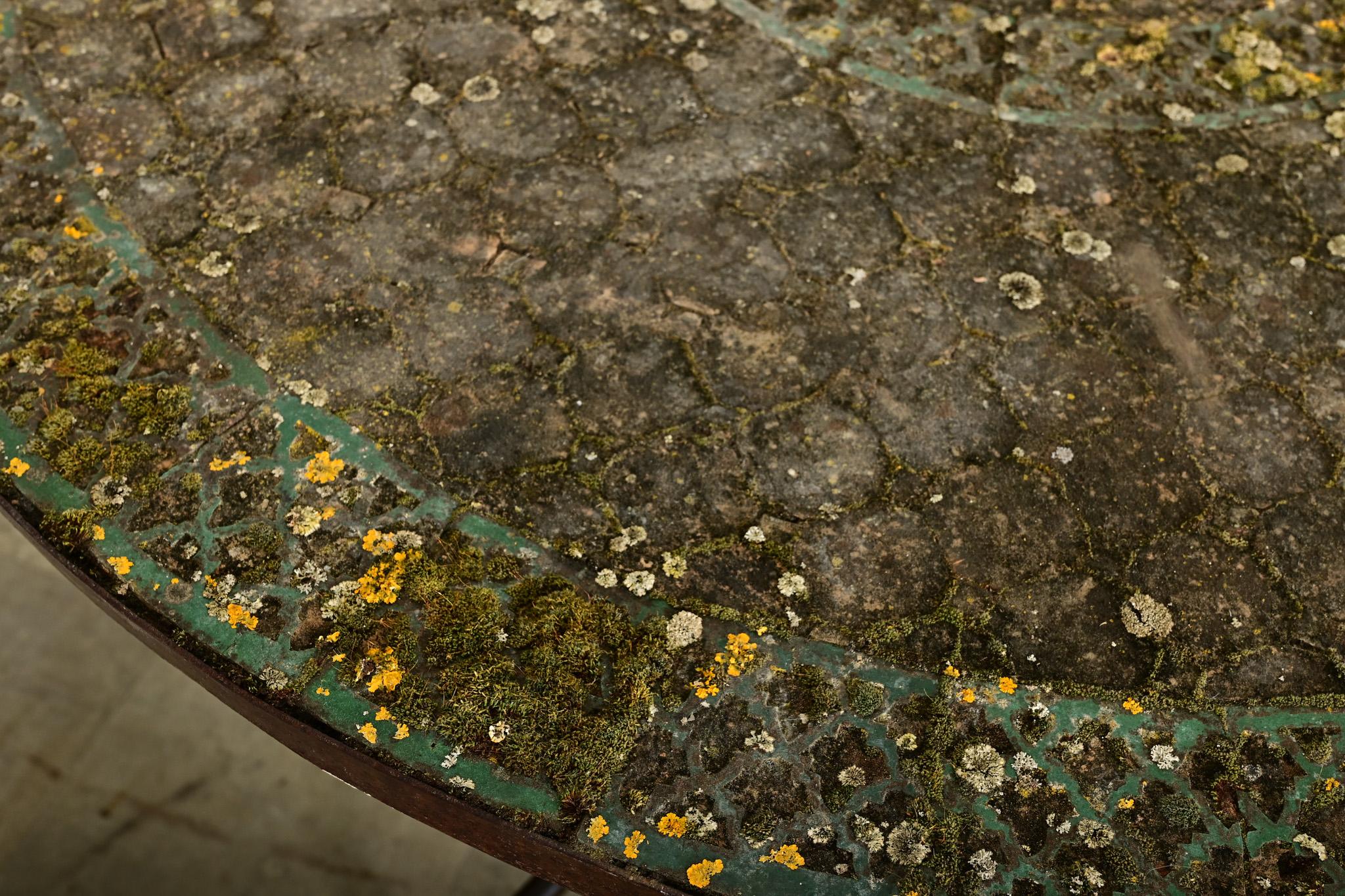 Französischer Gartentisch aus Eisen und Mosaik aus dem 19. (Ton) im Angebot